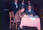 Firmando el “Libro de oro”