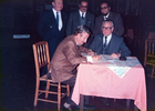 Firmando el “Libro de oro”