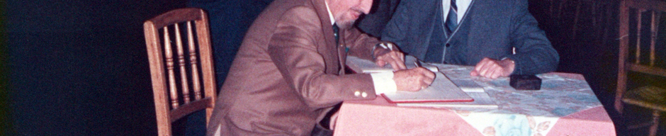 Firmando el “Libro de oro”