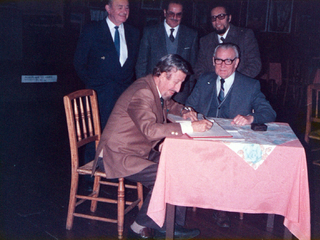 Firmando el “Libro de oro”