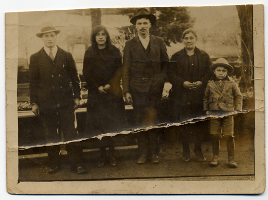 Familia en la estación de ferrocarril de Purranque Familia en la estación de ferrocarril de Purranque