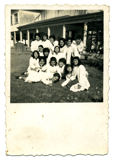 Alumnas en el jardín del colegio Alumnas en el jardín del colegio