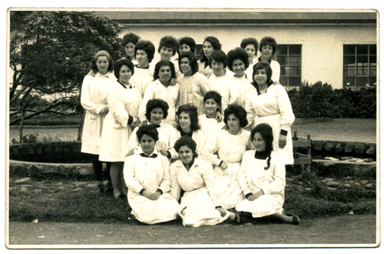 Alumnas en el patio de la escuela Alumnas en el patio de la escuela