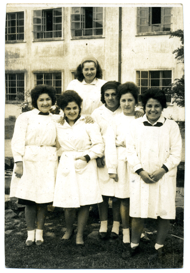 Alumnas en el patio del colegio Alumnas en el patio del colegio