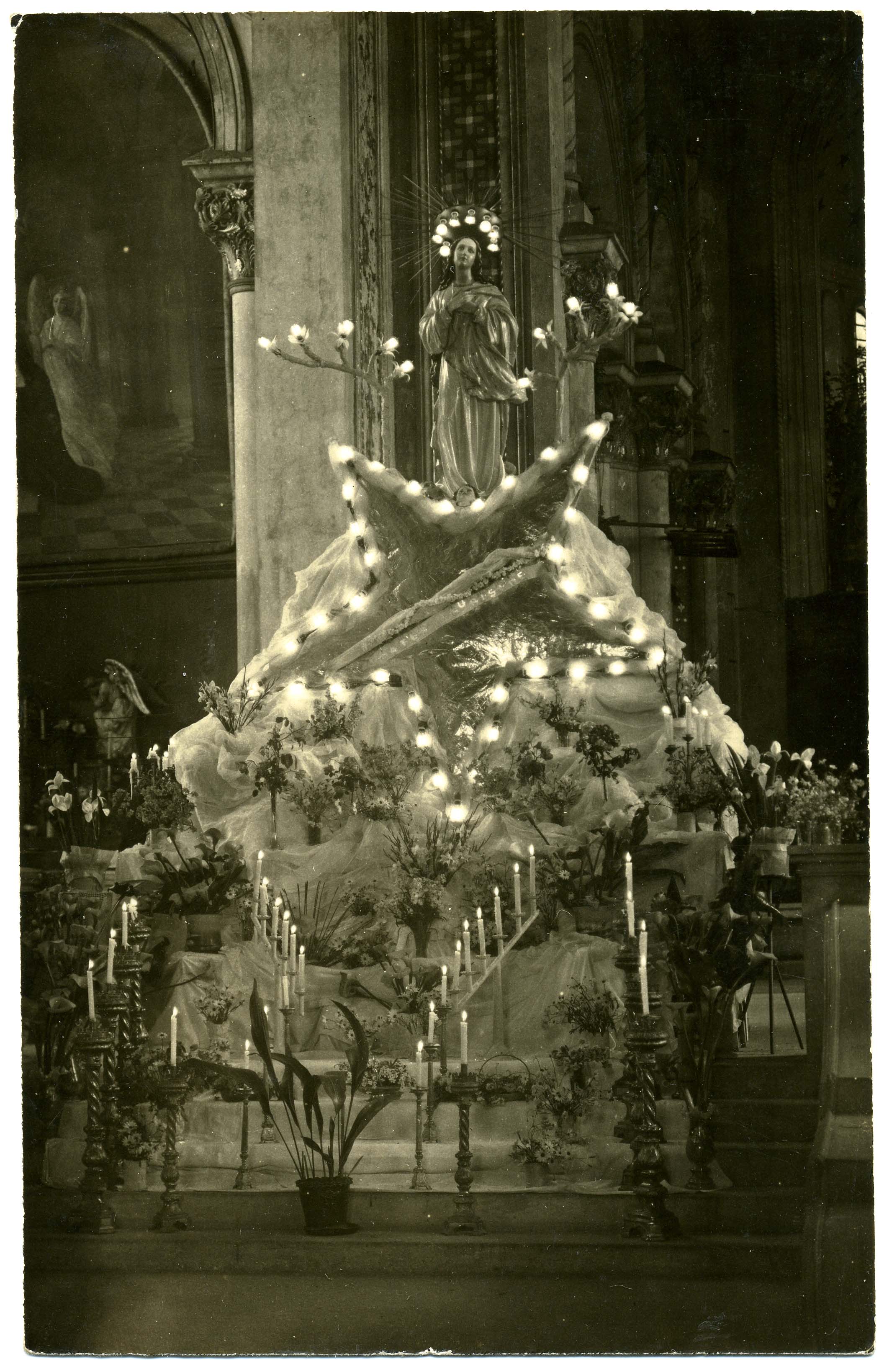 Altar a la virgen María Altar a la virgen María