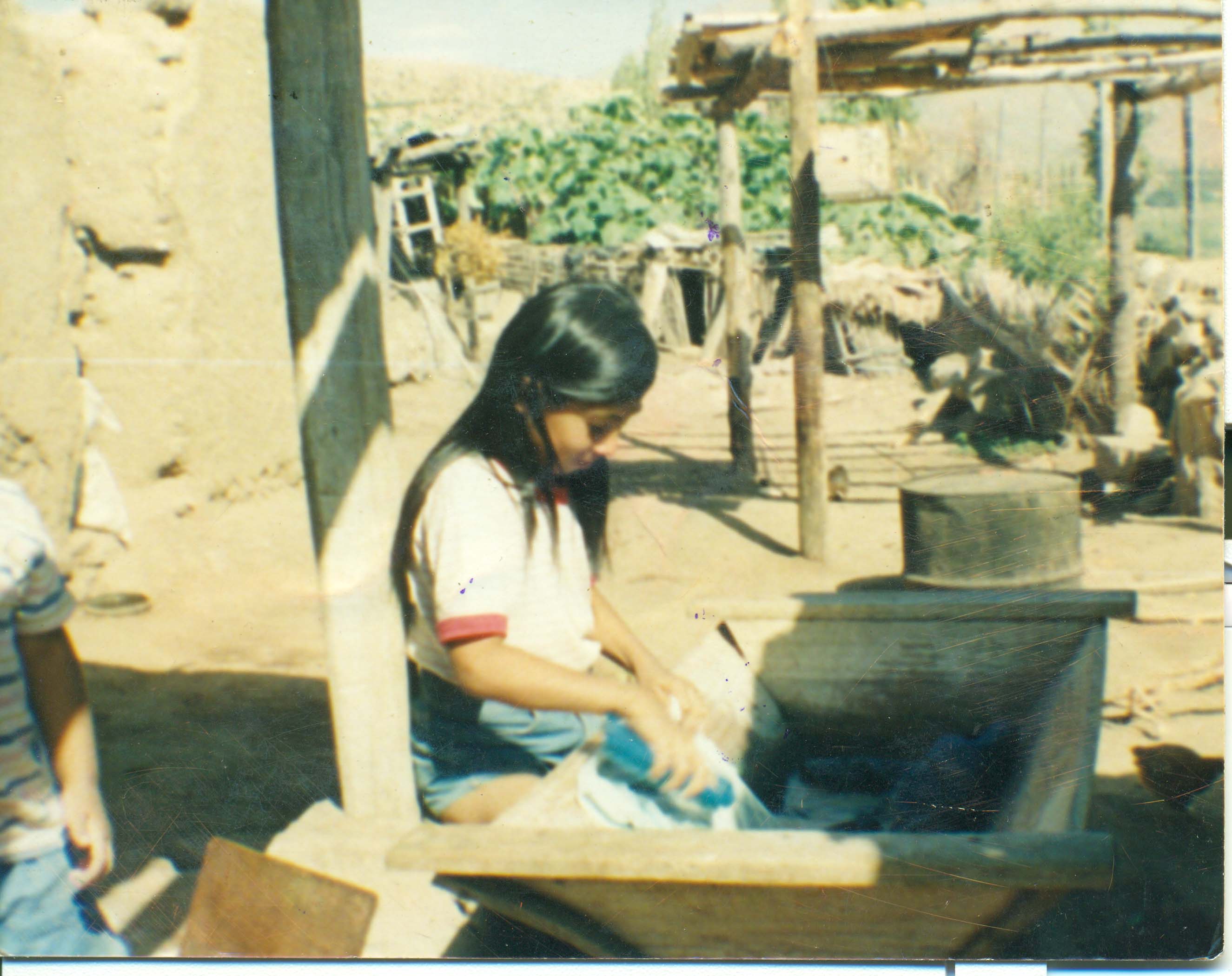 Niña lavando ropa Niña lavando ropa