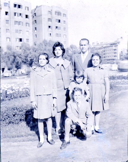 Familia de paseo en Plaza Italia Familia de paseo en Plaza Italia