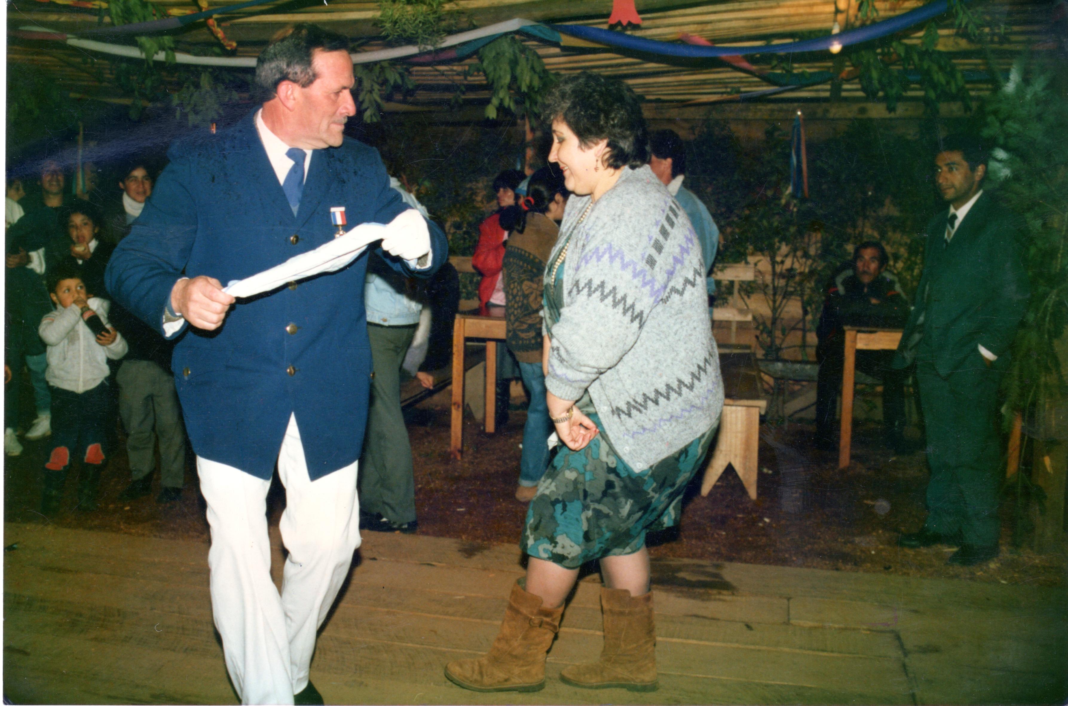 Pareja bailando cueca Pareja bailando cueca
