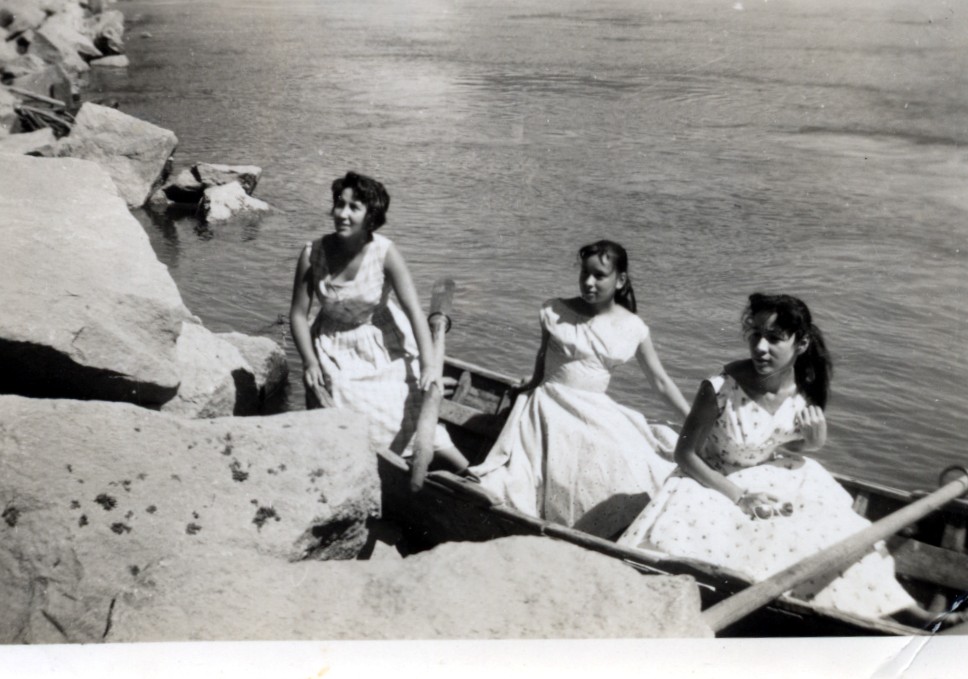 Hermanas Quintana Sánchez en el río Aysén Hermanas Quintana Sánchez en el río Aysén