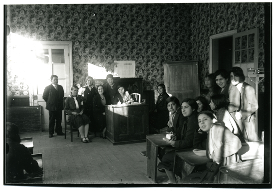 Alumnas de la Escuela Normal Rural de Ancud. Fecha estimada 1930. Donación de José Caro Bahamonde. Alumnas de la Escuela Normal Rural de Ancud. Fecha estimada 1930. Donación de José Caro Bahamonde.