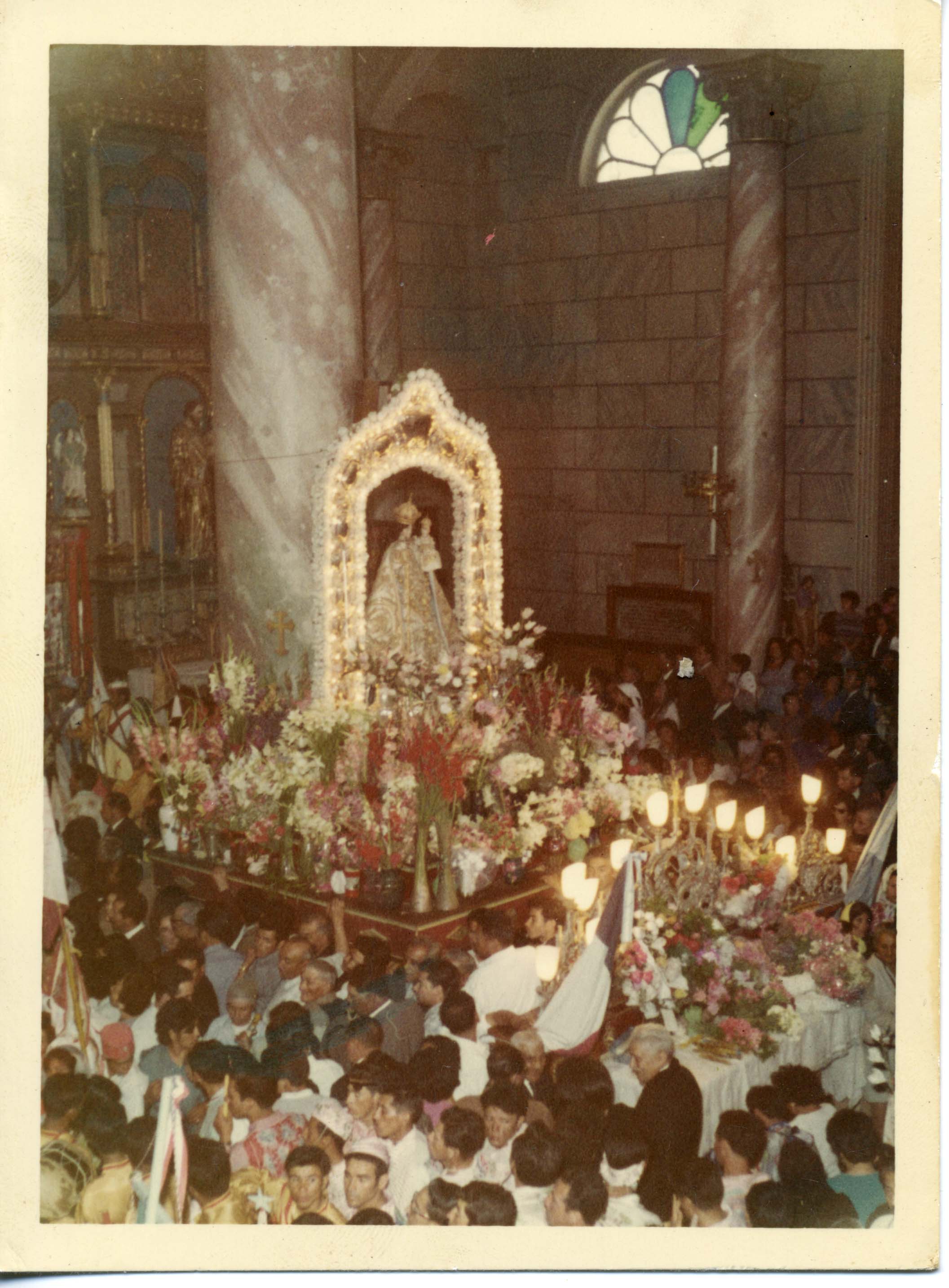 Imagen de la Virgen del Rosario al interior de la Basílica menor. Andacollo, 25 de diciembre de 1967. Donado por Irma Aguirre Cortés. Imagen de la Virgen del Rosario al interior de la Basílica menor. Andacollo, 25 de diciembre de 1967. Donado por Irma Aguirre Cortés.