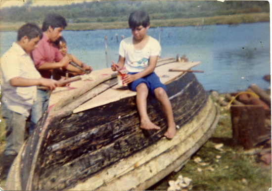 Preparación del bote para la recolección de pelillo. Áncud. 1985. Donada por la familia Millacura Yuduman. Preparación del bote para la recolección de pelillo. Áncud. 1985. Donada por la familia Millacura Yuduman.