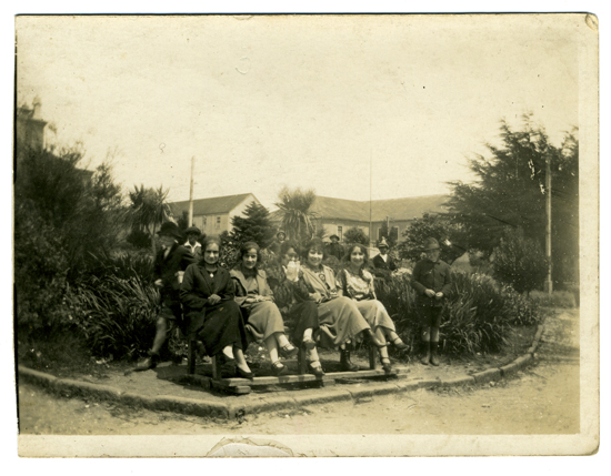 Mujeres en la plaza de armas de Ancud. Fecha estimada 1920. Donada por José Caro Bahamonde. Mujeres en la plaza de armas de Ancud. Fecha estimada 1920. Donada por José Caro Bahamonde.