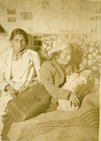 Ilda Cofré Troncoso con su hija recién nacida en brazos. Junto a ellas se encuentra la partera que asistió el nacimiento. Año 1940. Donada por Gladys Ríos Cofré. Ilda Cofré Troncoso con su hija recién nacida en brazos. Junto a ellas se encuentra la partera que asistió el nacimiento. Año 1940. Donada por Gladys Ríos Cofré.