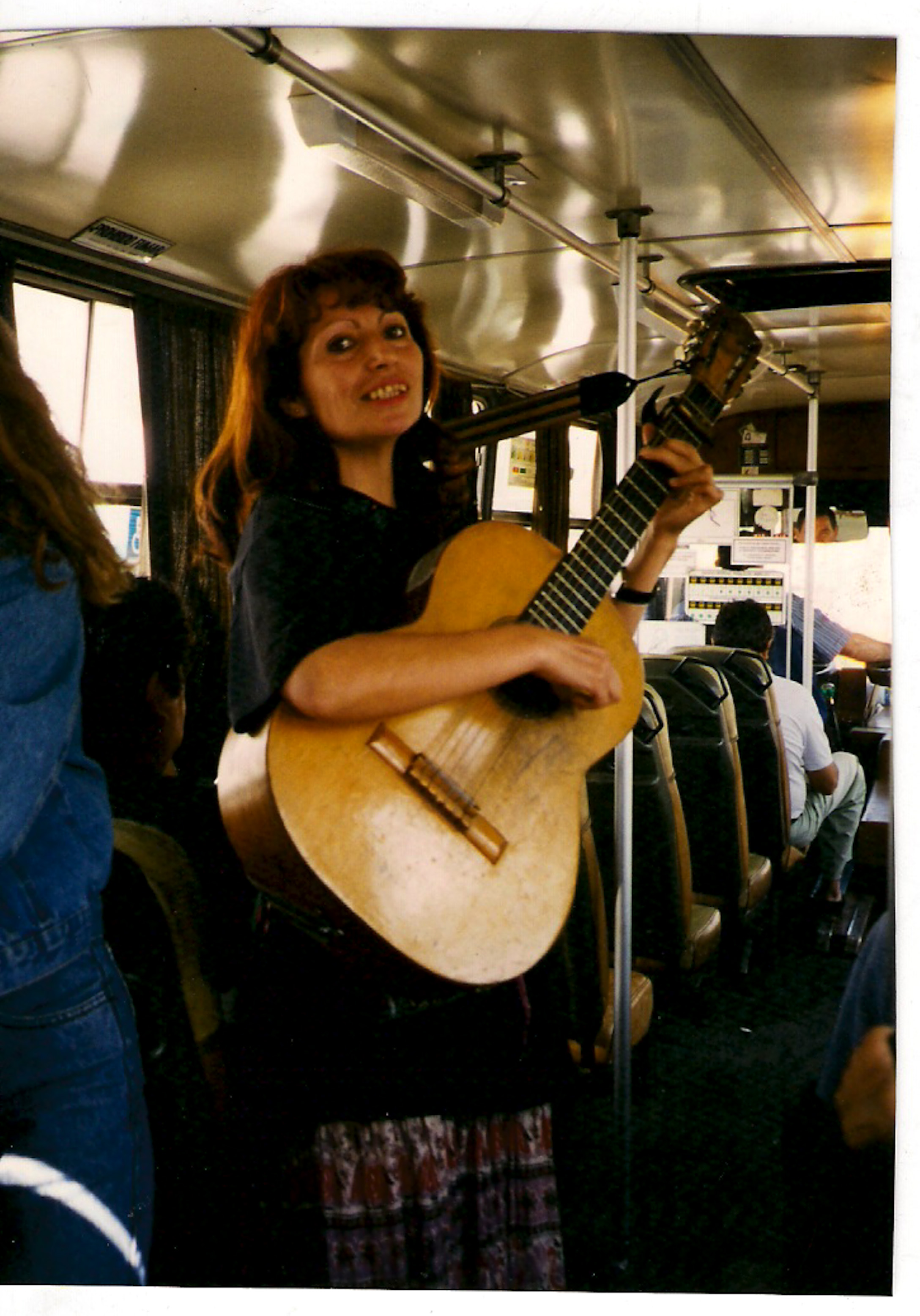 María Soledad Díaz Calderón presenta su música a los pasajeros de las antiguas "micros amarillas" de Santiago. Década de 1990. Donada por María Soledad Díaz Calderón. María Soledad Díaz Calderón presenta su música a los pasajeros de las antiguas "micros amarillas" de Santiago. Década de 1990. Donada por María Soledad Díaz Calderón.