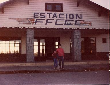 Madre e hijo en la estación de ferrocarriles Madre e hijo en la estación de ferrocarriles