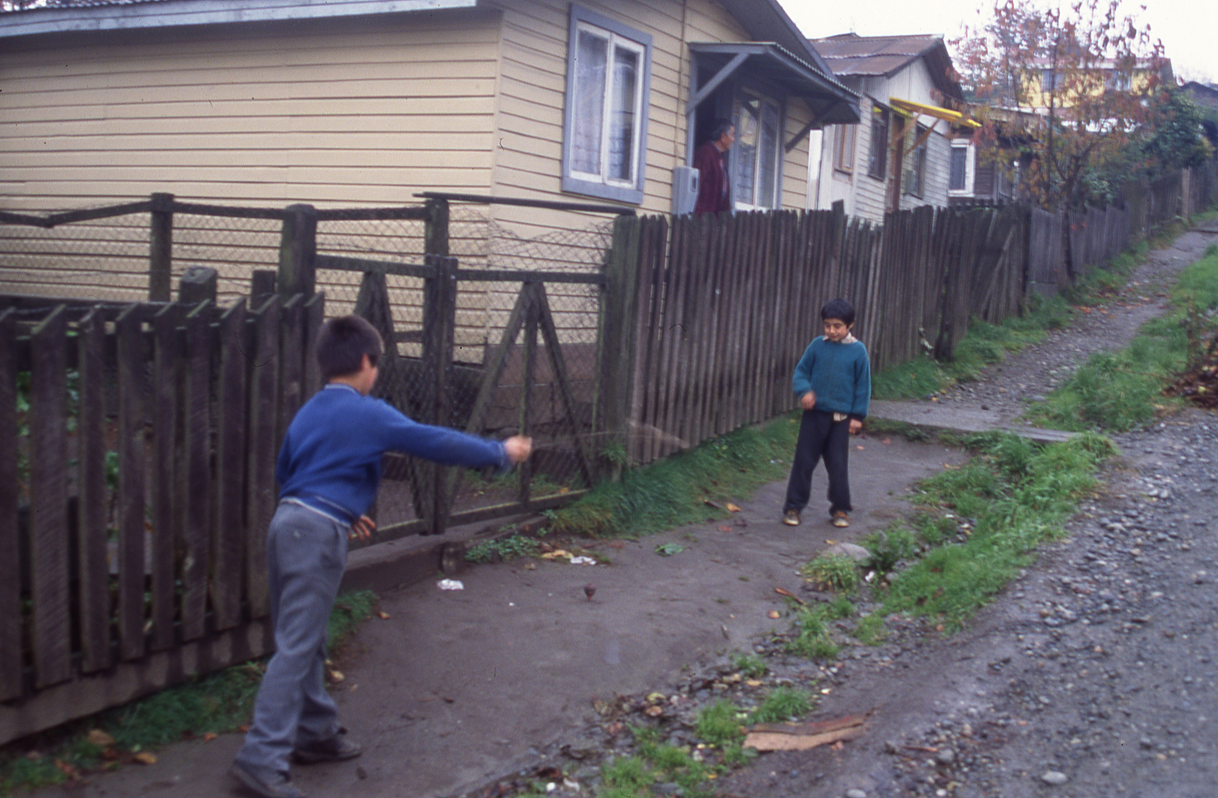 Niños juegan al trompo Niños juegan al trompo