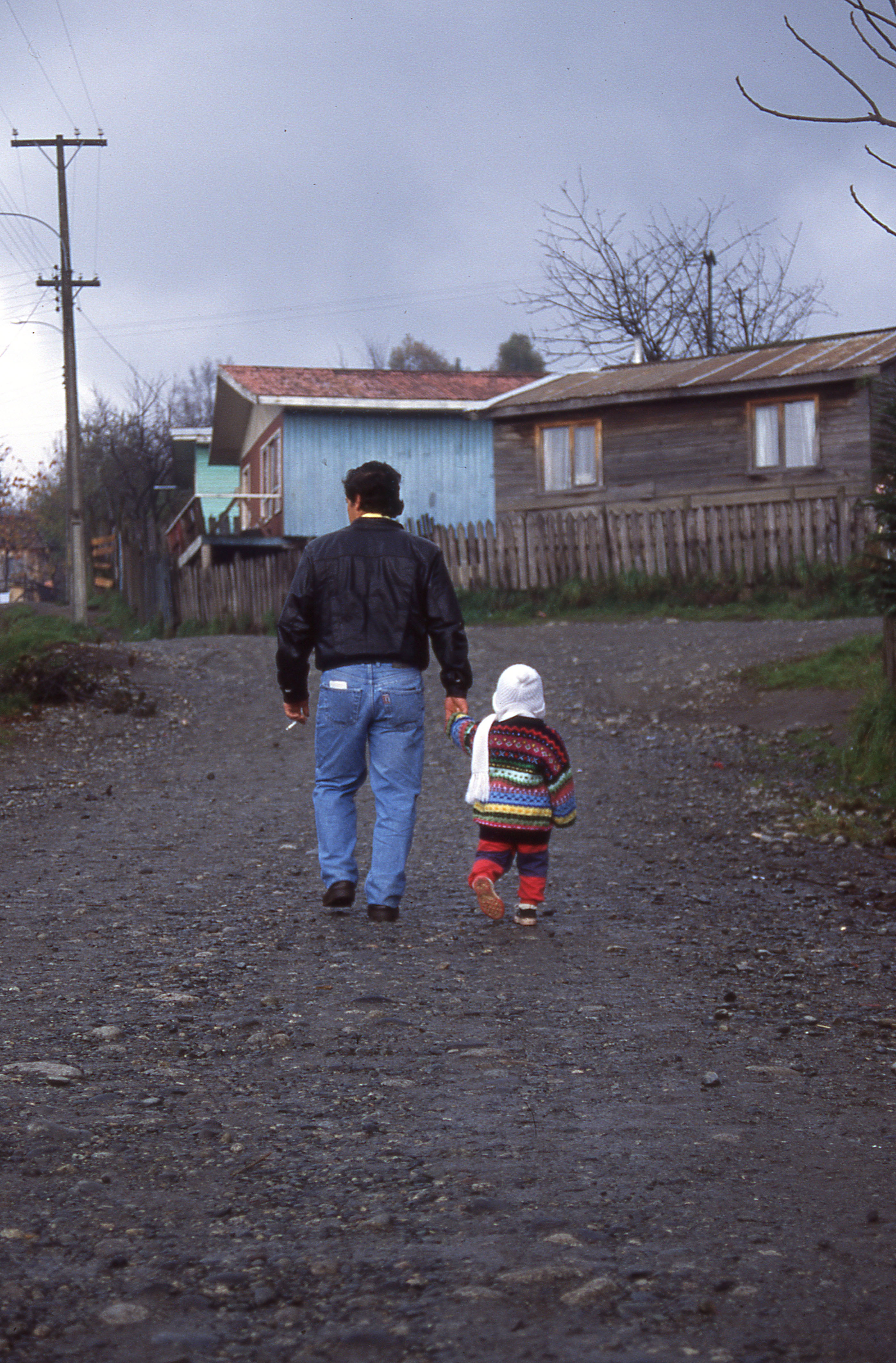 Padre e hijo caminan por la población Lolquellén Padre e hijo caminan por la población Lolquellén