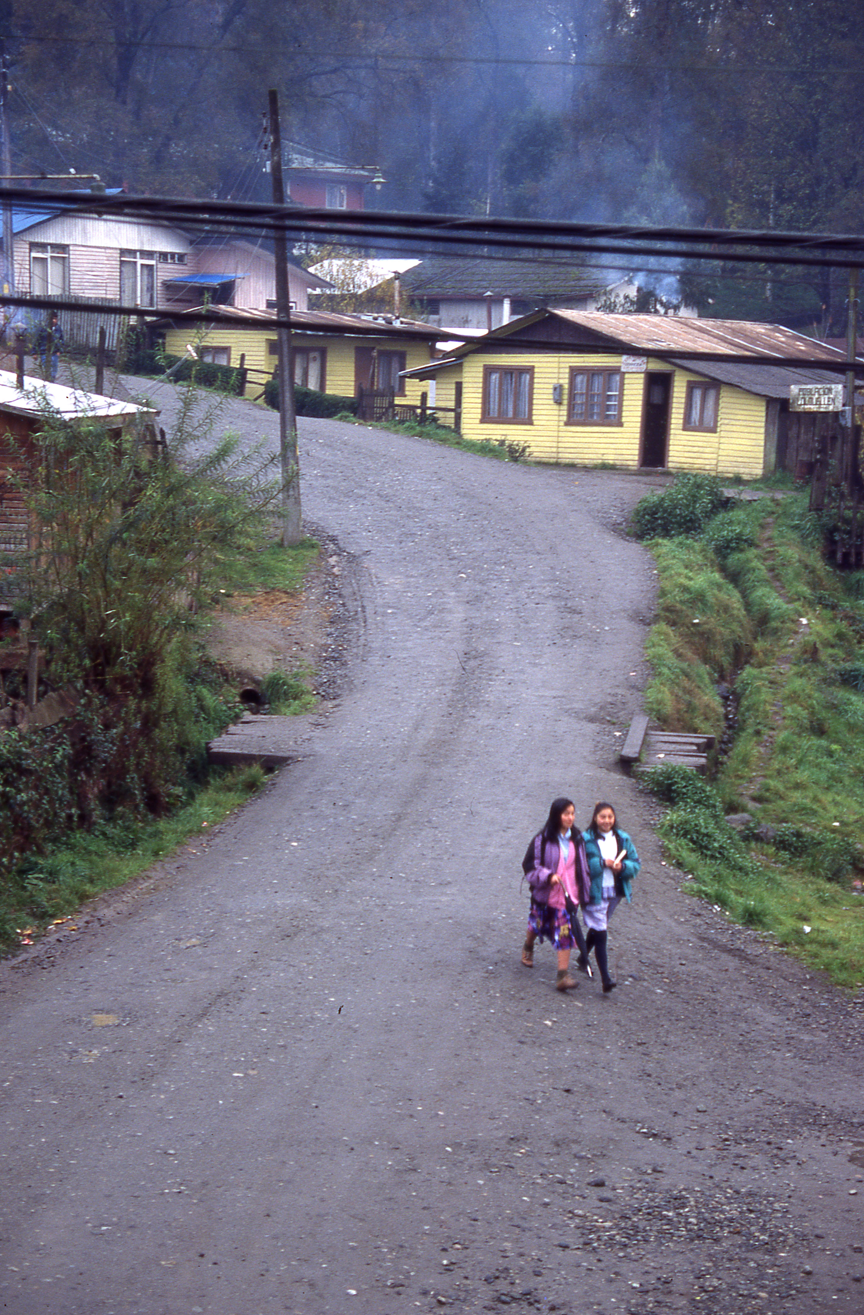 Niñas caminan por la población Lolquellén Niñas caminan por la población Lolquellén