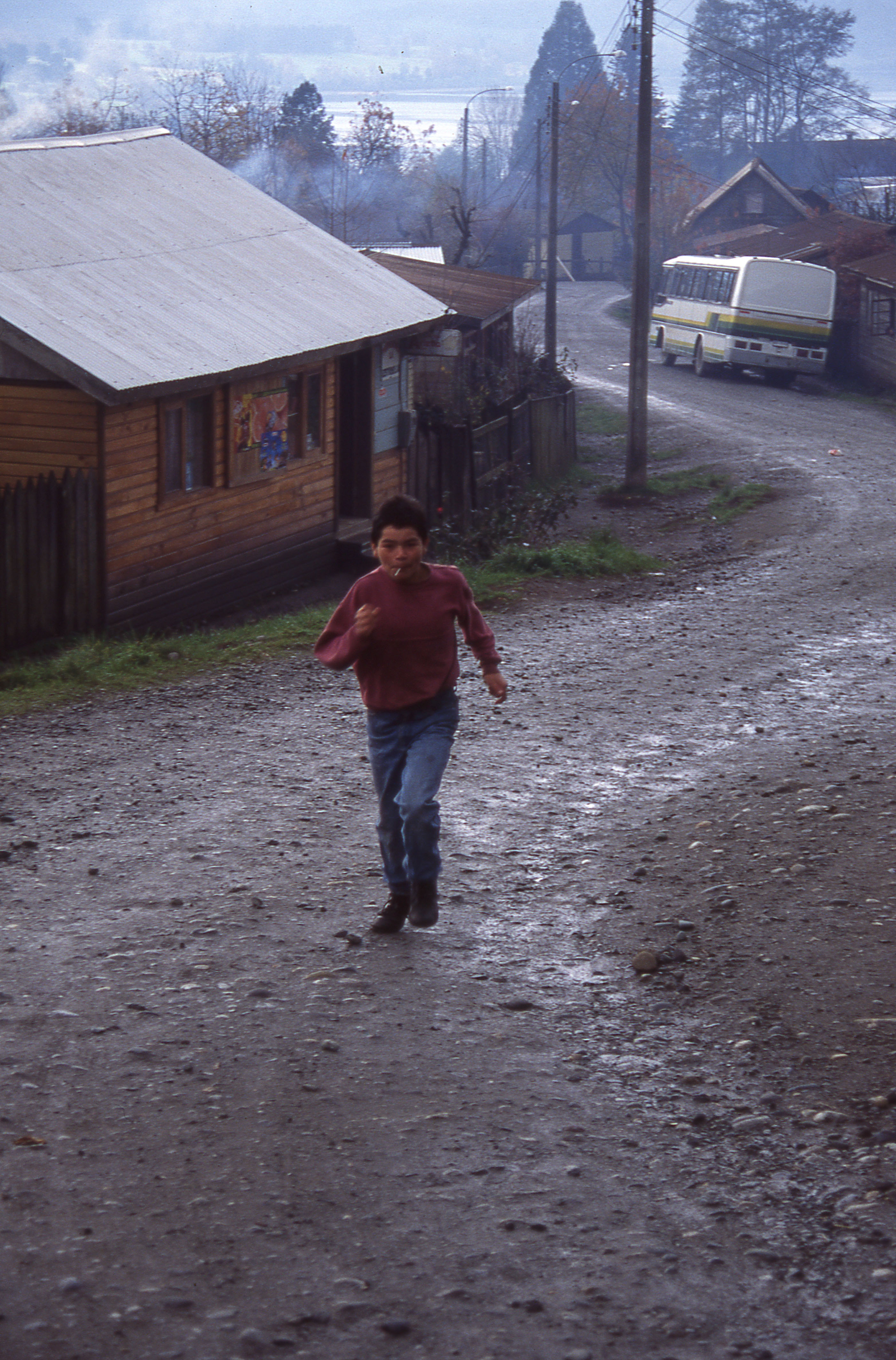 Niño corriendo por la población Lolquellén Niño corriendo por la población Lolquellén