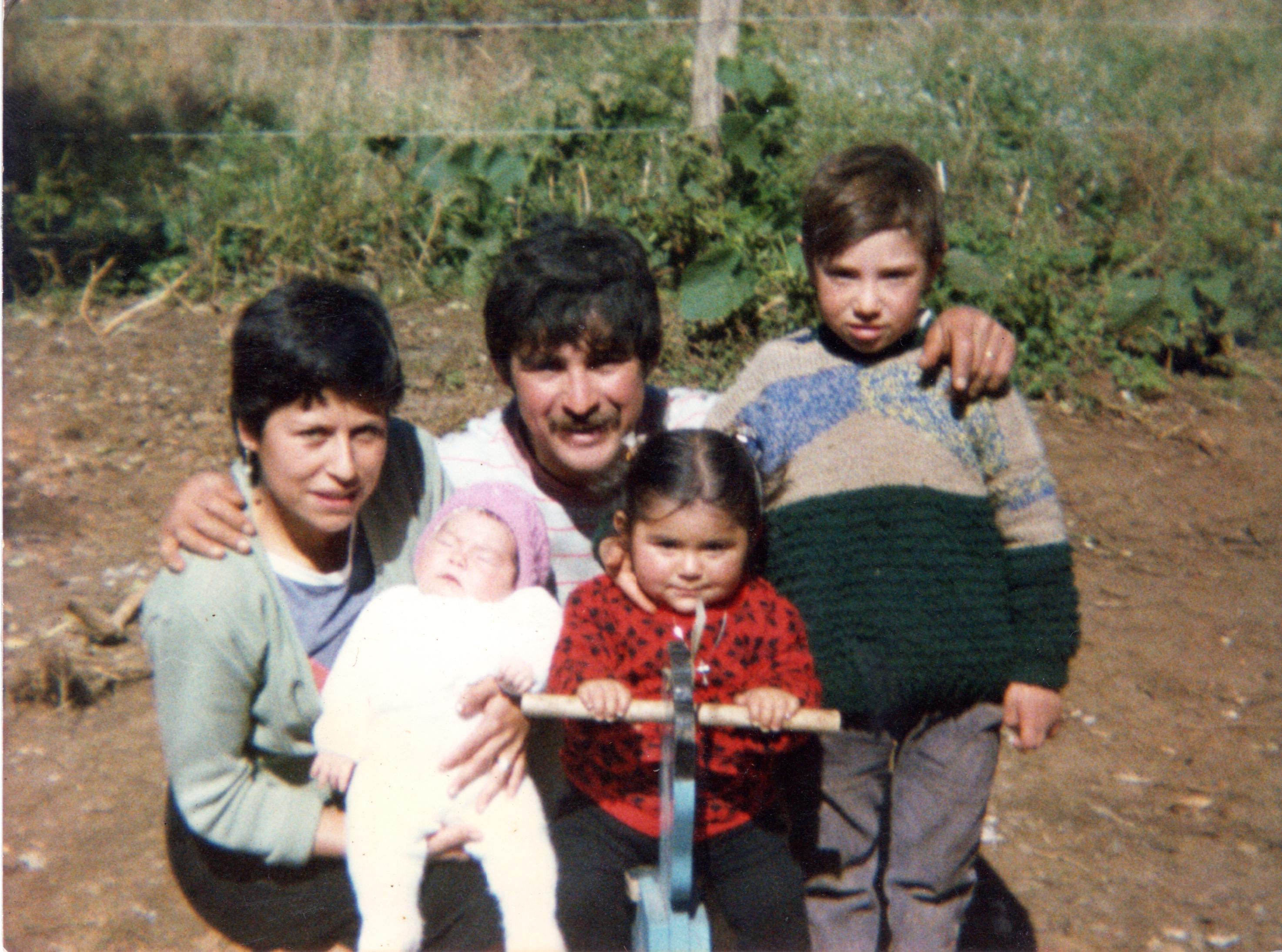 Silvia Yáñez y Santiago Mancilla con los niños Silvia Yáñez y Santiago Mancilla con los niños