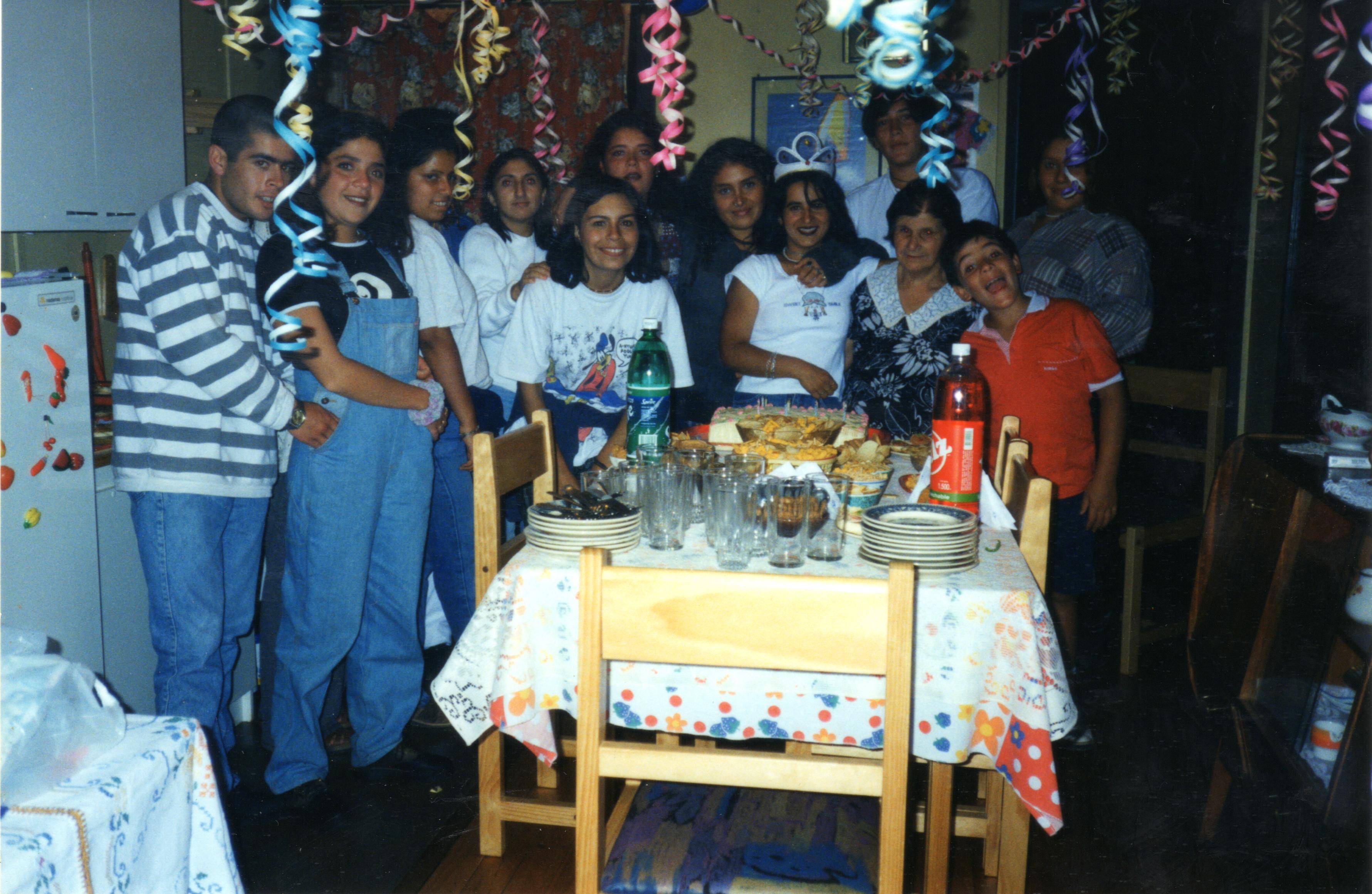 Familia y amigos celebran cumpleaños Familia y amigos celebran cumpleaños