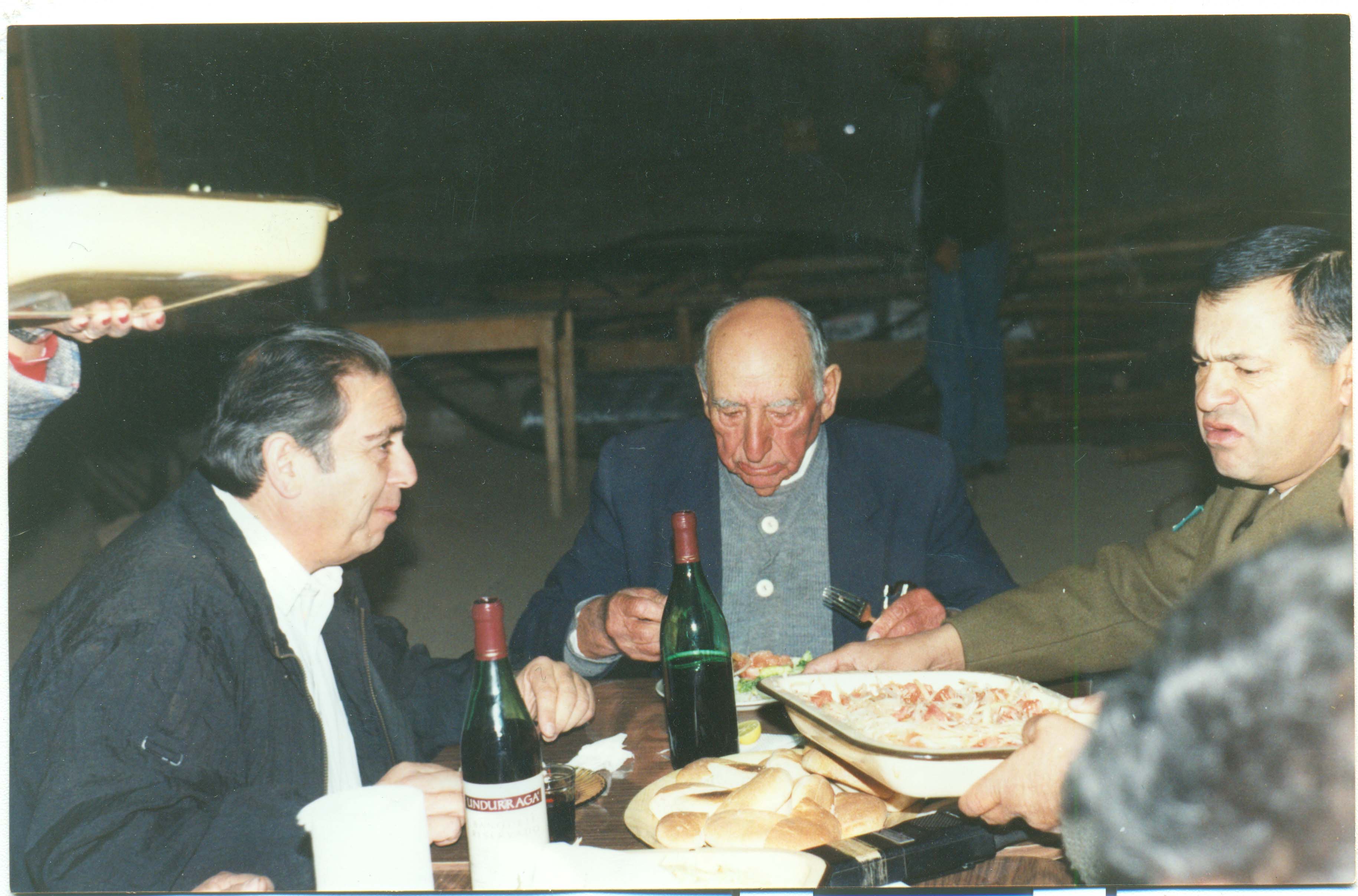 Amigos en un almuerzo Amigos en un almuerzo