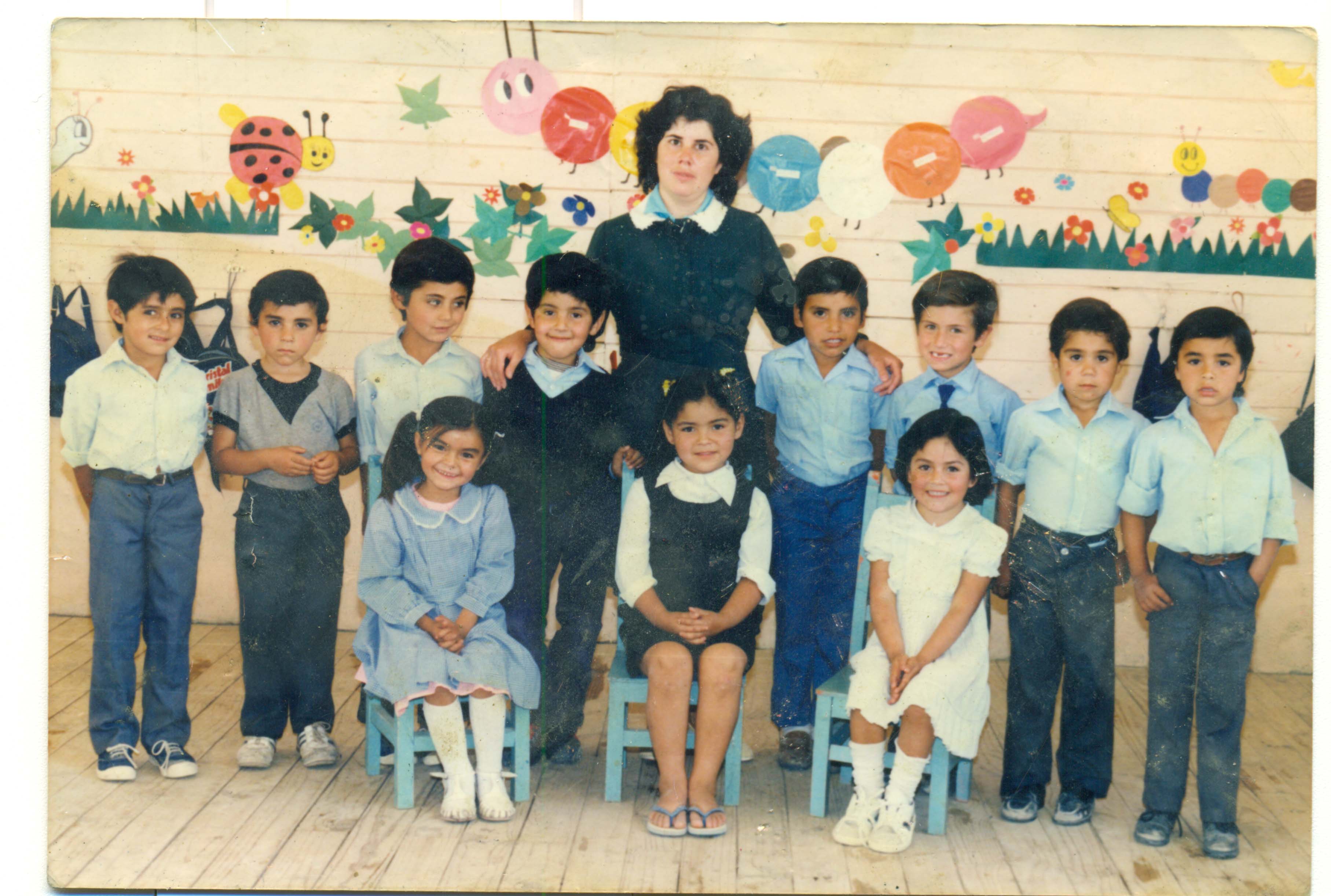 Alumnos de Kinder junto a educadora Lorena Alumnos de Kinder junto a educadora Lorena
