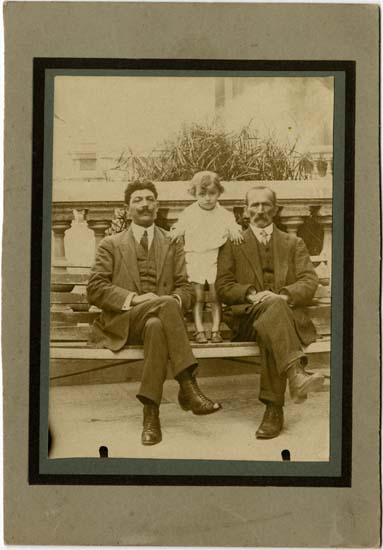 Abuelo, padre e hijo en una plaza Abuelo, padre e hijo en una plaza