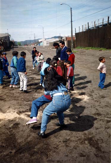Niños jugando a tirar la cuerda Niños jugando a tirar la cuerda