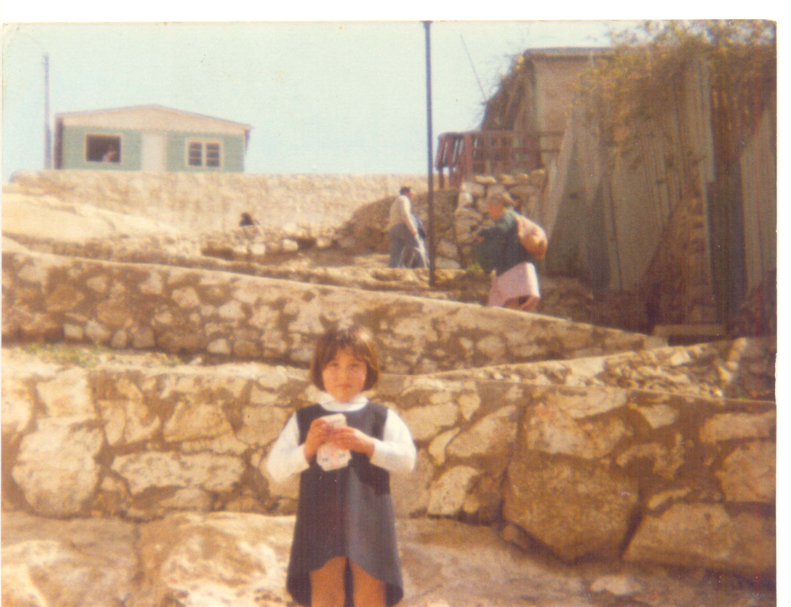 Niña en la calle Lastra de Coquimbo Niña en la calle Lastra de Coquimbo