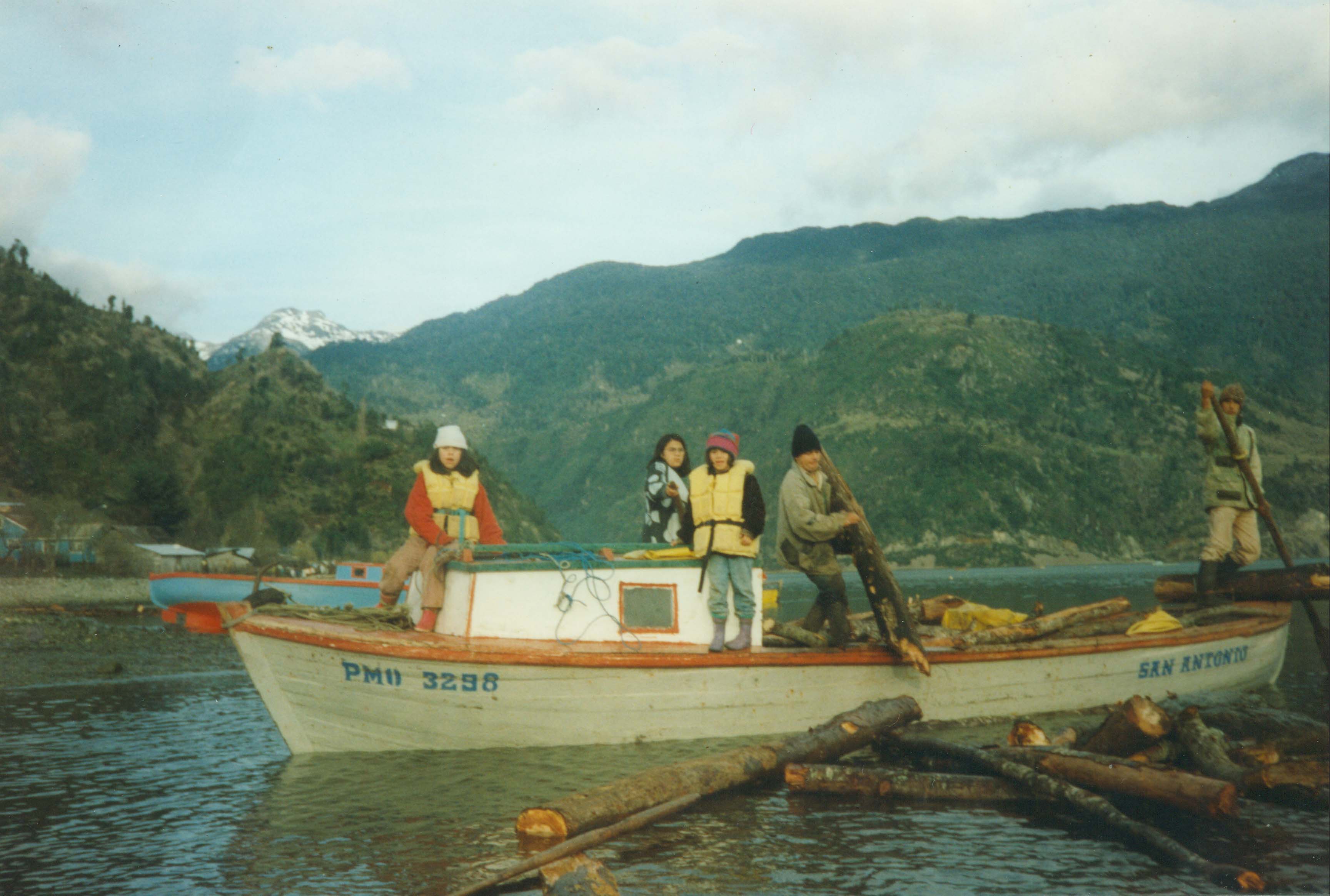 Traslado de leña en bote Traslado de leña en bote
