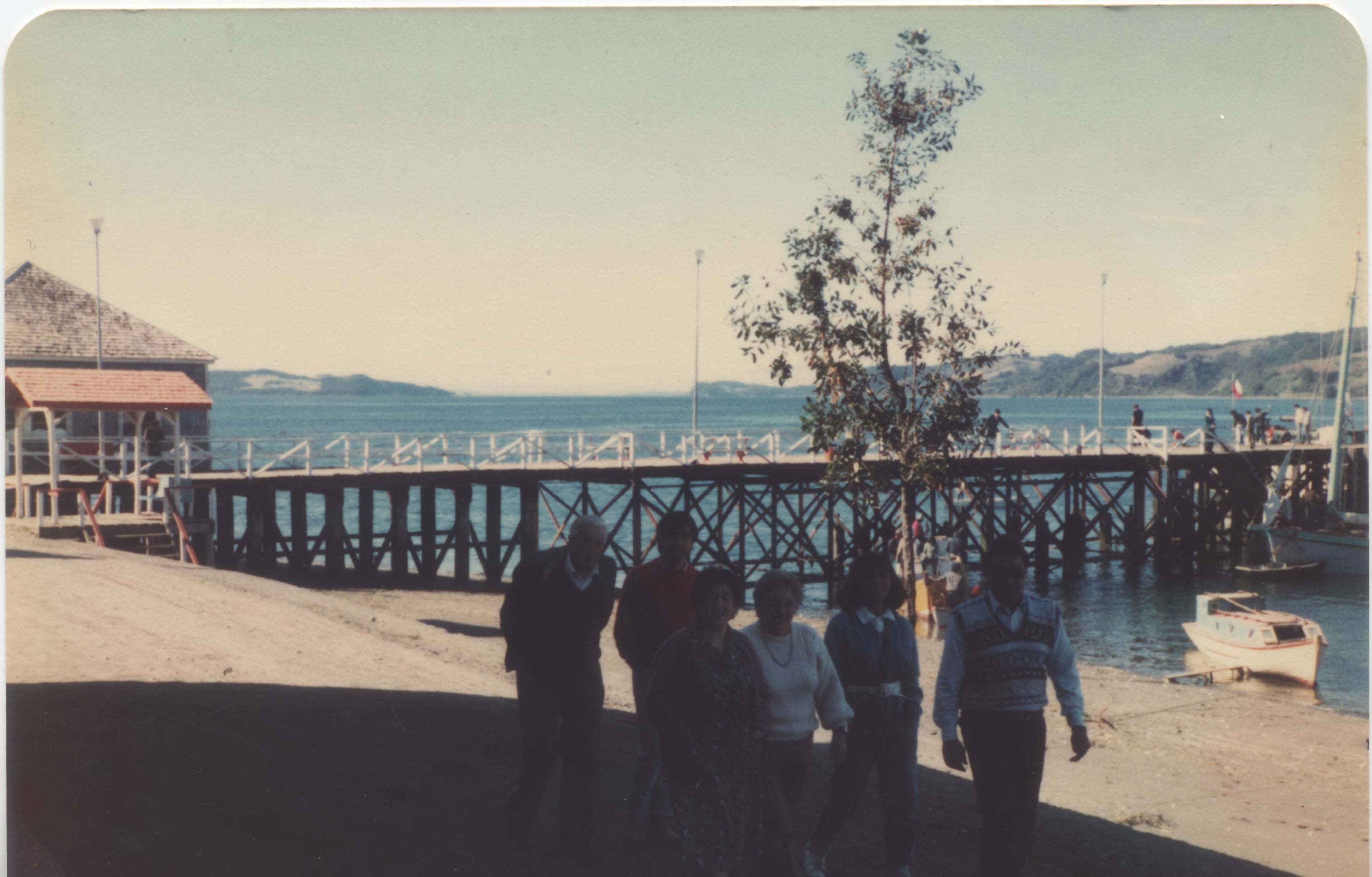 Paseo por el muelle de Quemchi Paseo por el muelle de Quemchi