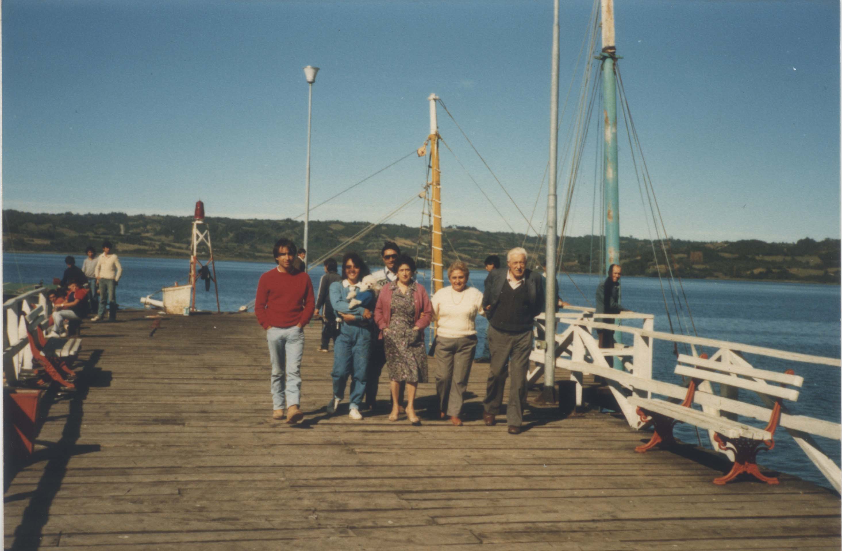 Paseo en el muelle de Quemchi Paseo en el muelle de Quemchi