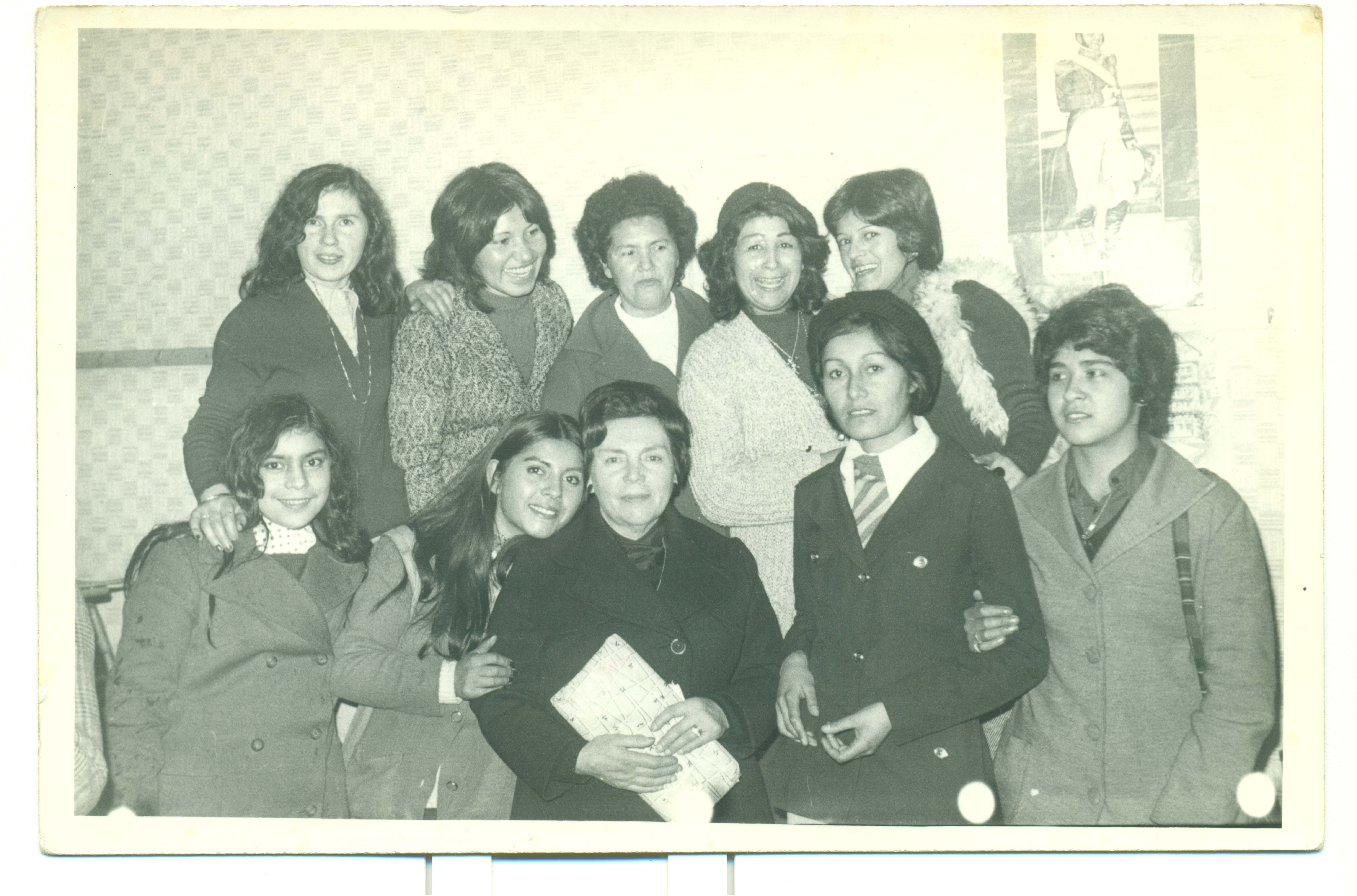 Grupo de alumnas junto a profesoras Grupo de alumnas junto a profesoras