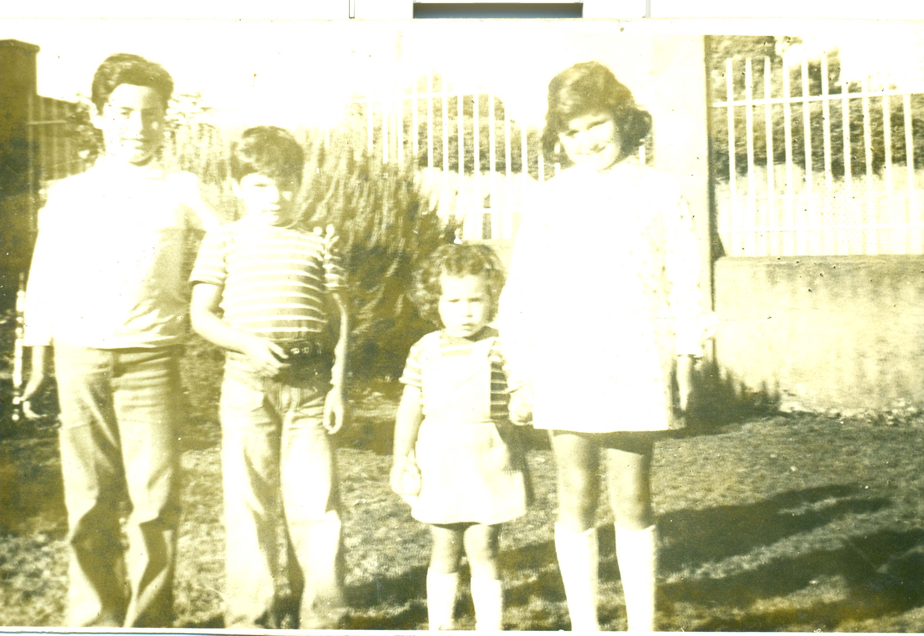 Primos en la casa de los abuelos Primos en la casa de los abuelos