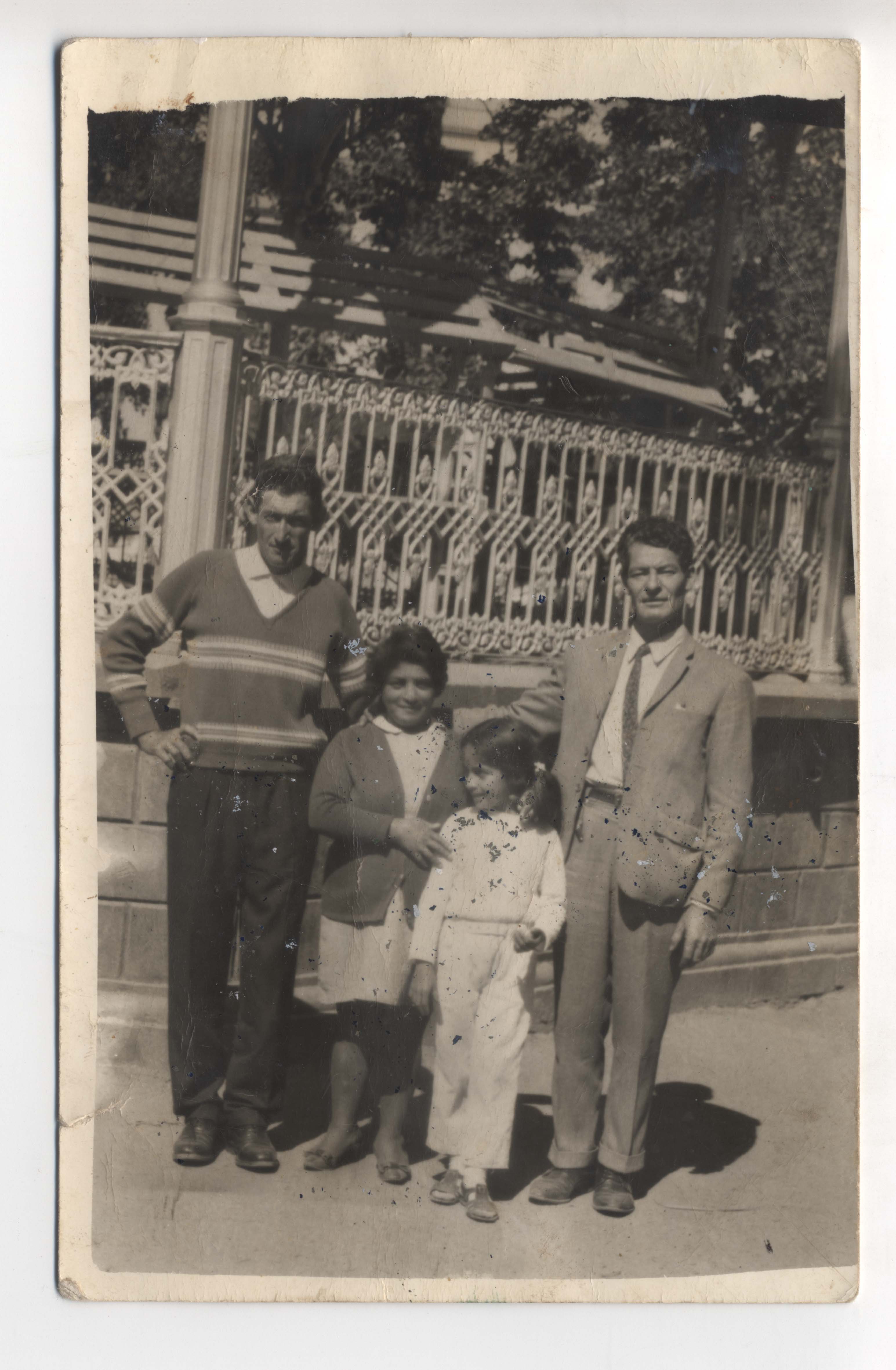 Familia Saavedra en la plaza de Talca Familia Saavedra en la plaza de Talca
