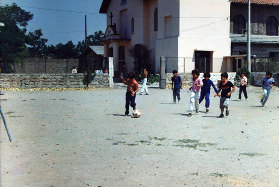 Niños jugando fútbol Niños jugando fútbol