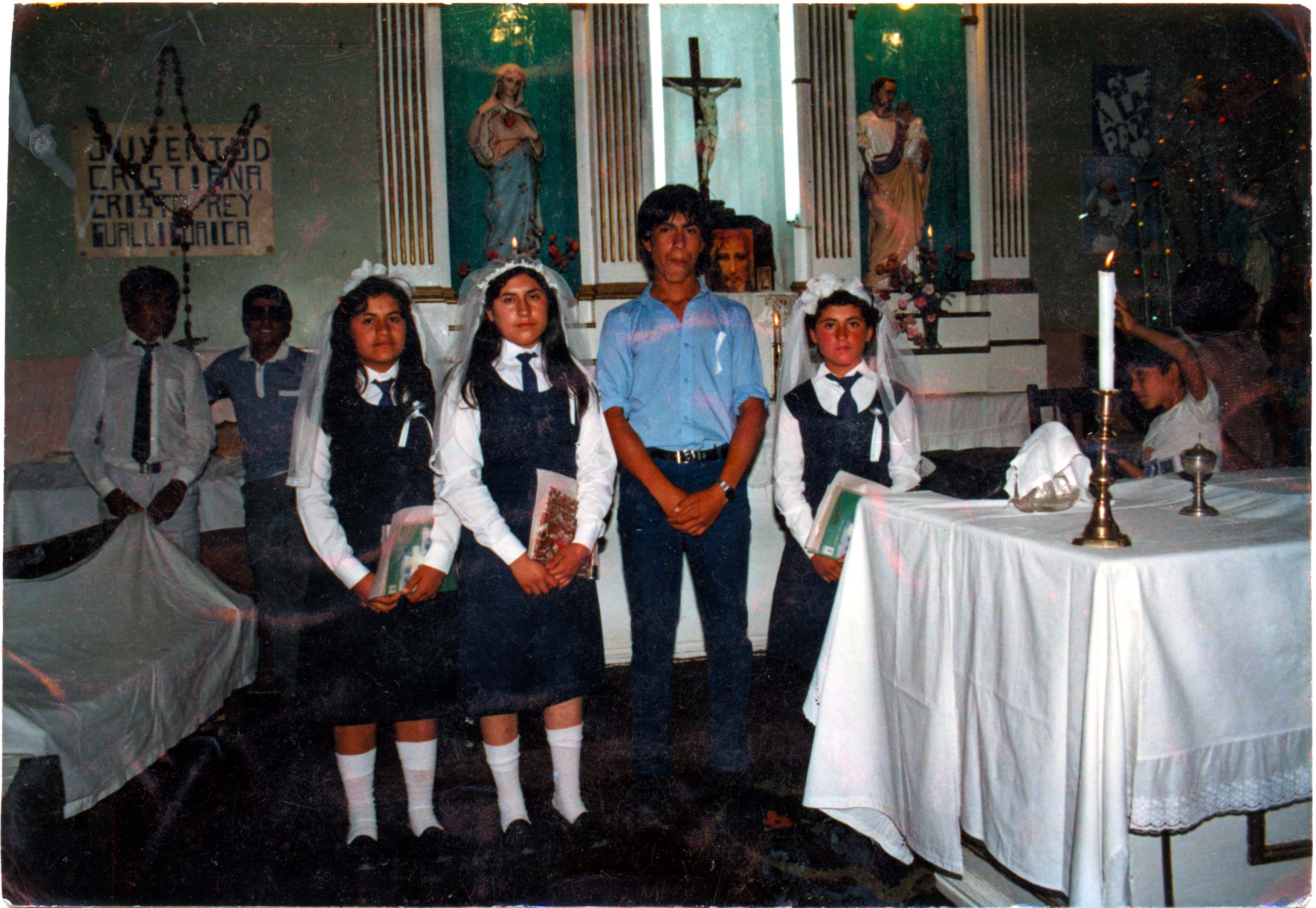 Primera comunión en la iglesia de Gualliguaica Primera comunión en la iglesia de Gualliguaica