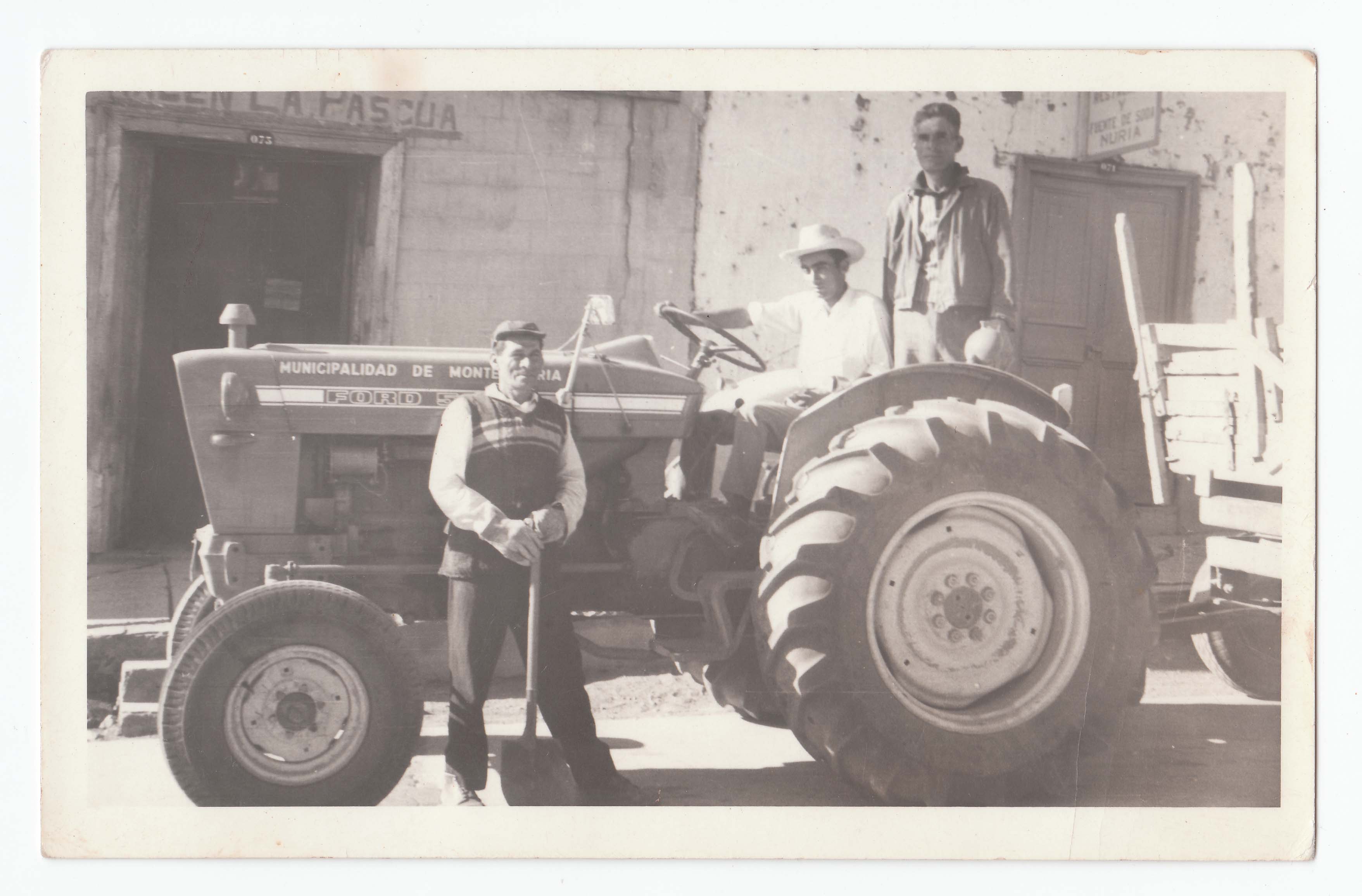 Primer tractor de la municipalidad de Monte Patria Primer tractor de la municipalidad de Monte Patria