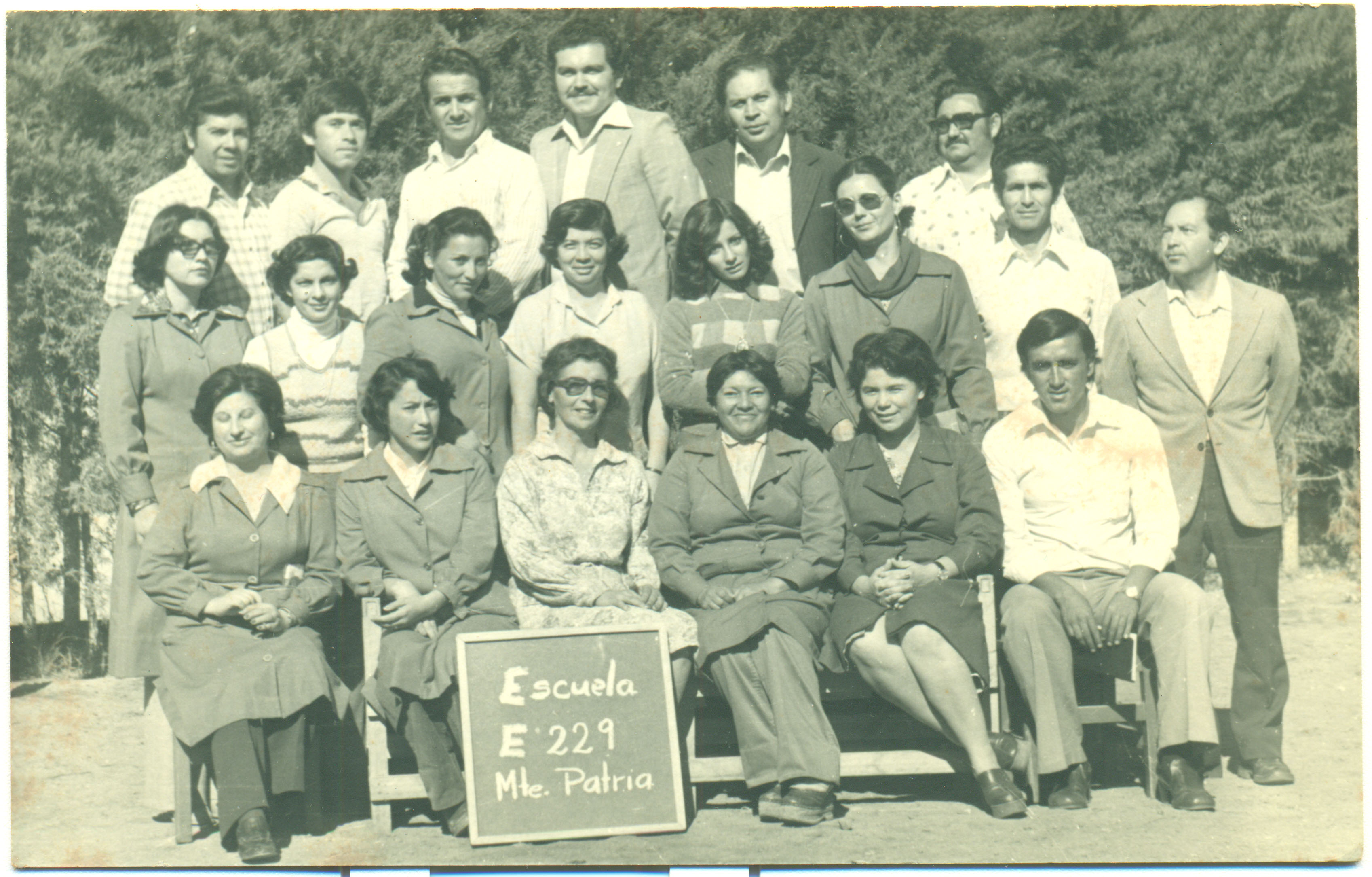 Grupo de profesores de la Escuela E-229 Grupo de profesores de la Escuela E-229