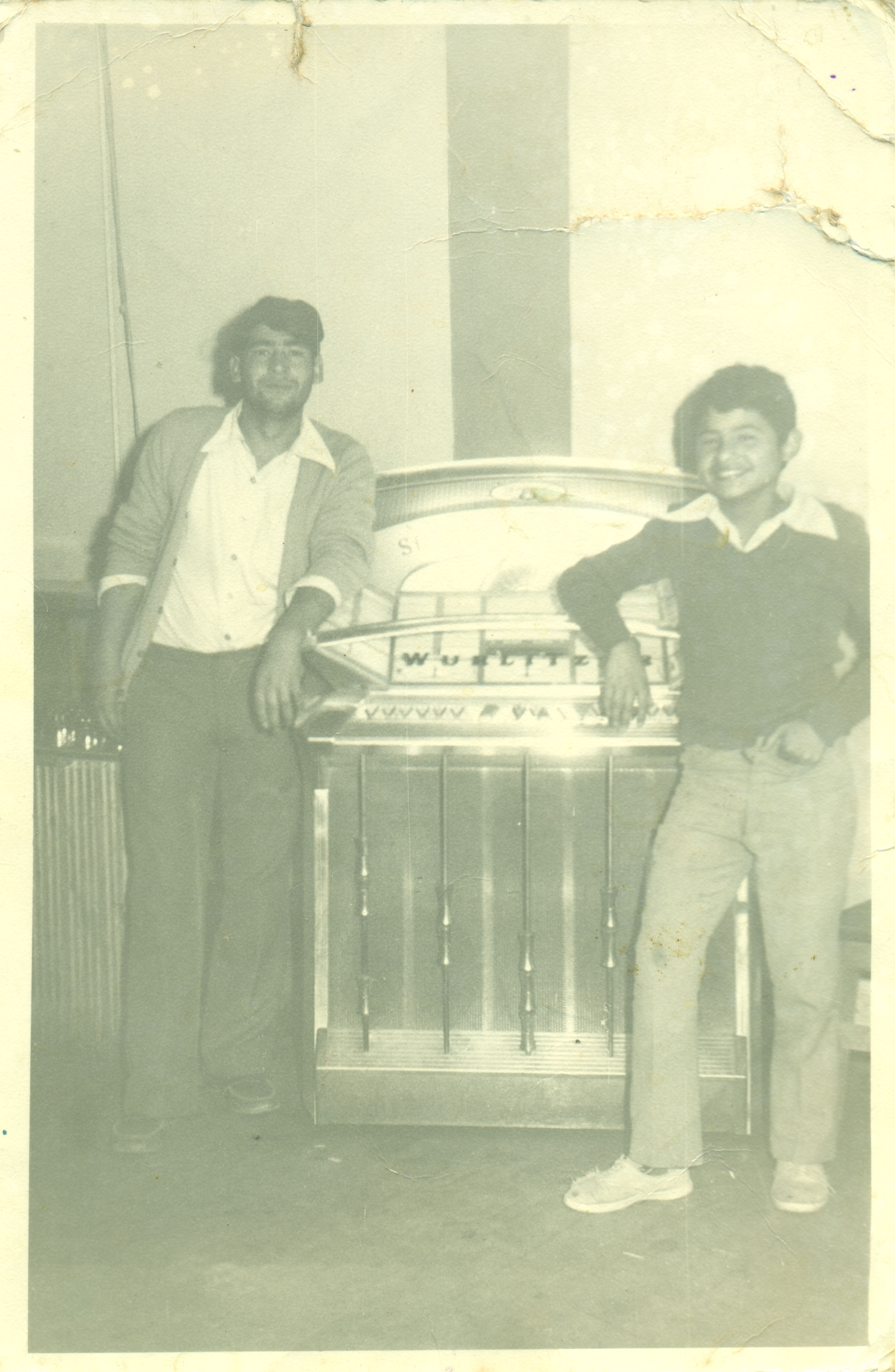 Primos junto al Wurlitzer Primos junto al Wurlitzer