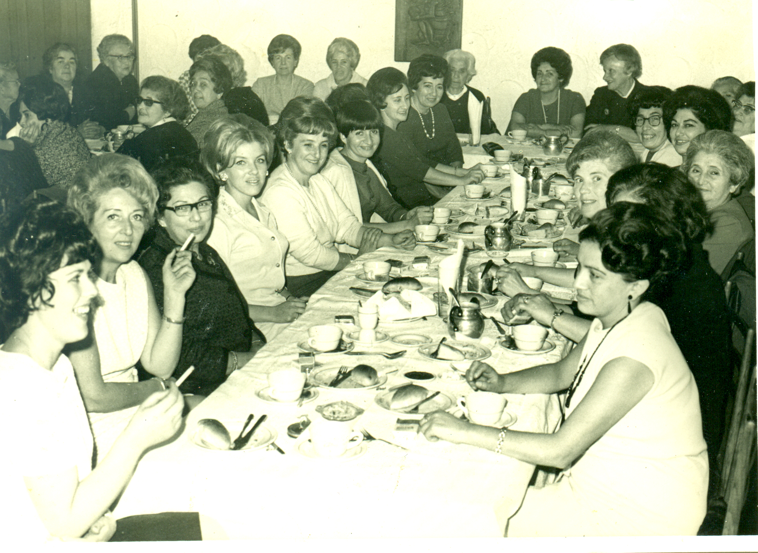 Reunión de mujeres Reunión de mujeres