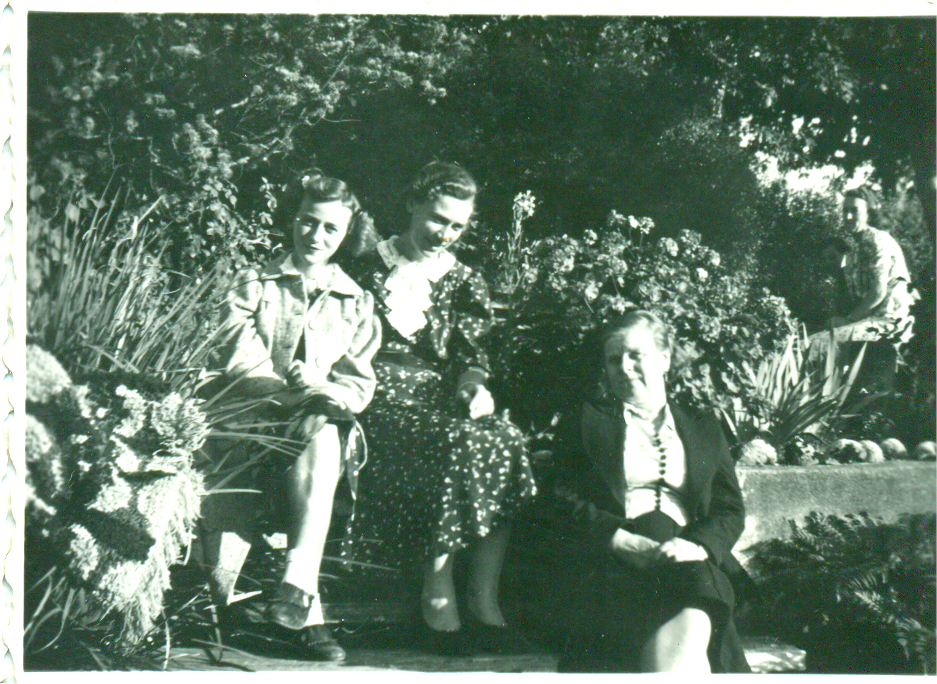Carlota Trautmann con sus amigas Carlota Trautmann con sus amigas