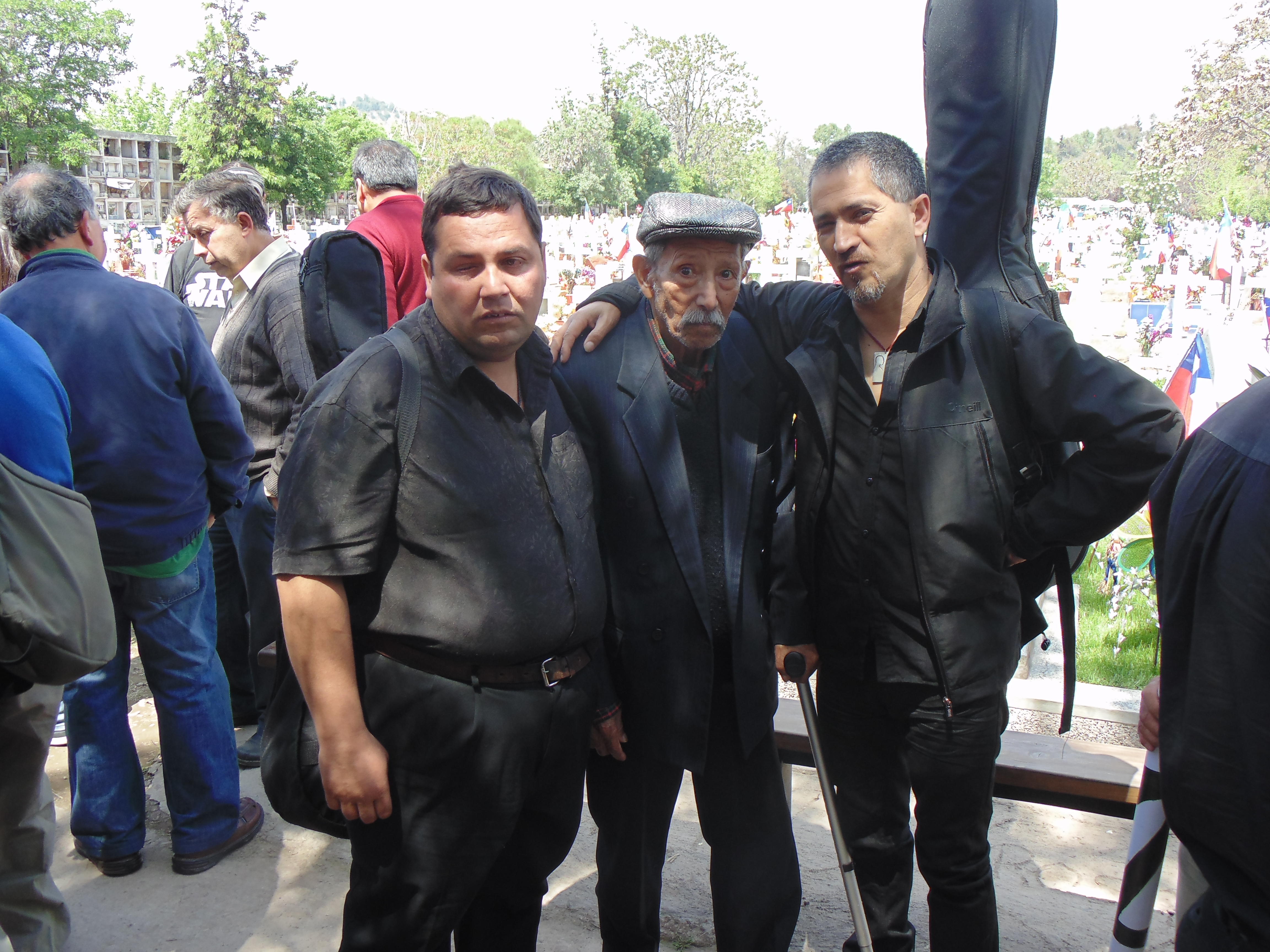 Romería a la tumba de Héctor Cuevas Romería a la tumba de Héctor Cuevas