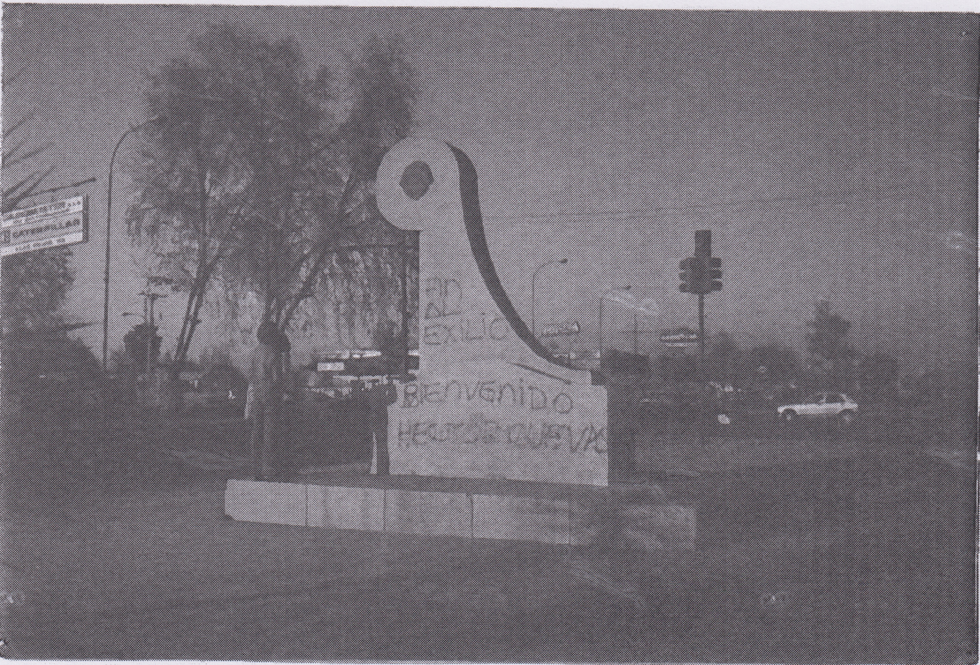 Monumento intervenido en Santiago Monumento intervenido en Santiago