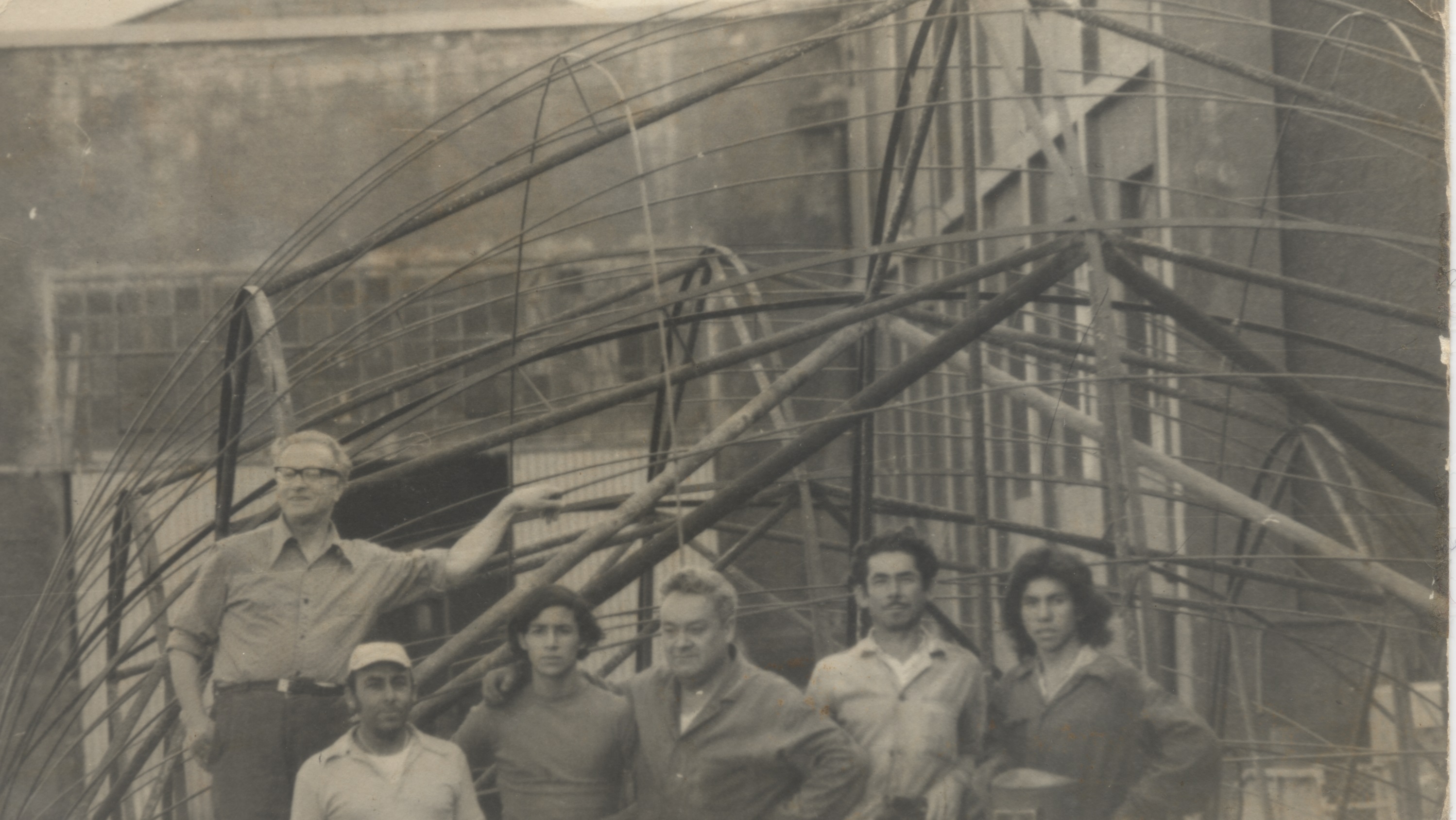 Construcción de escultura de balón de fútbol Construcción de escultura de balón de fútbol