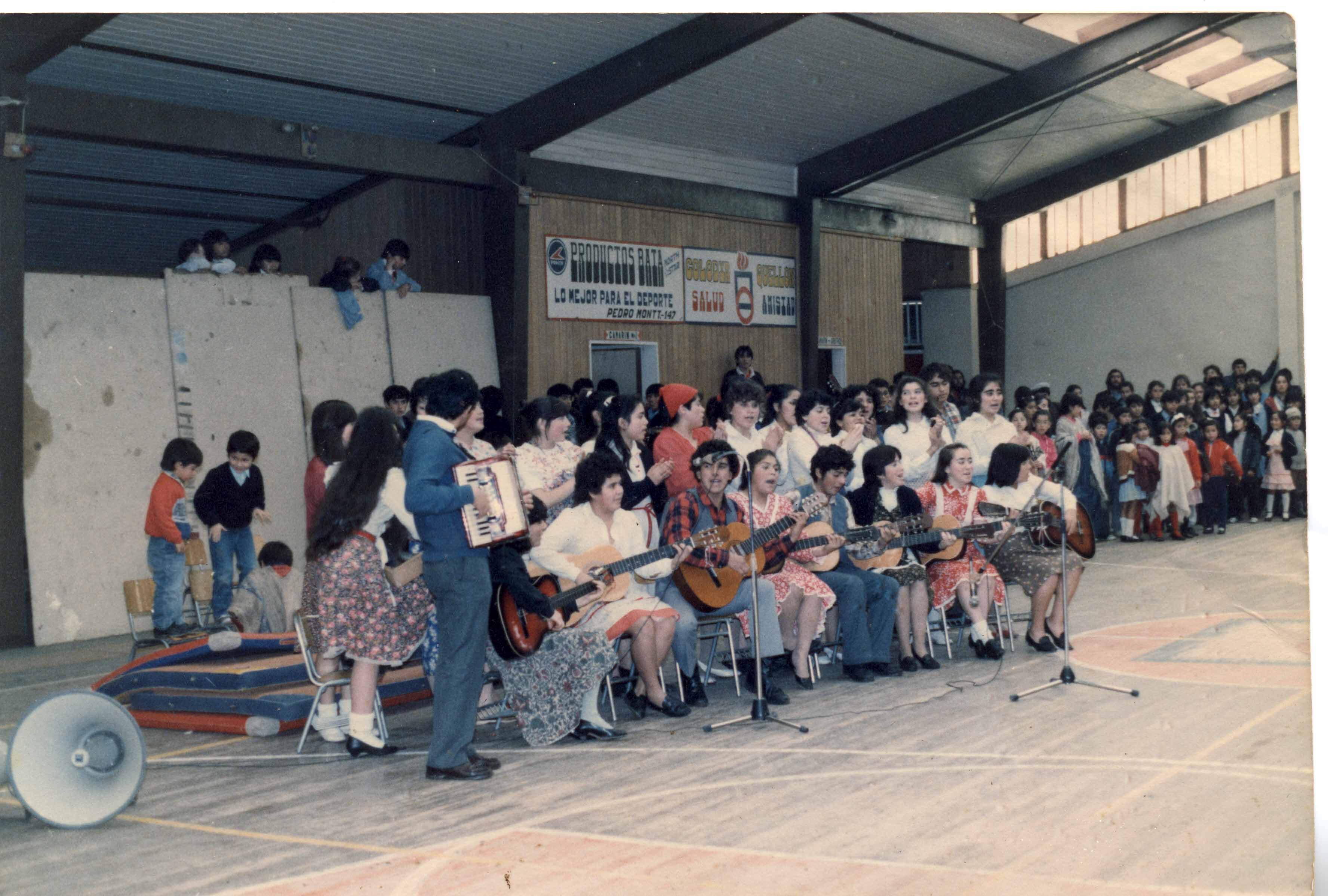 Presentación de grupo folklórica en Quellón Presentación de grupo folklórica en Quellón