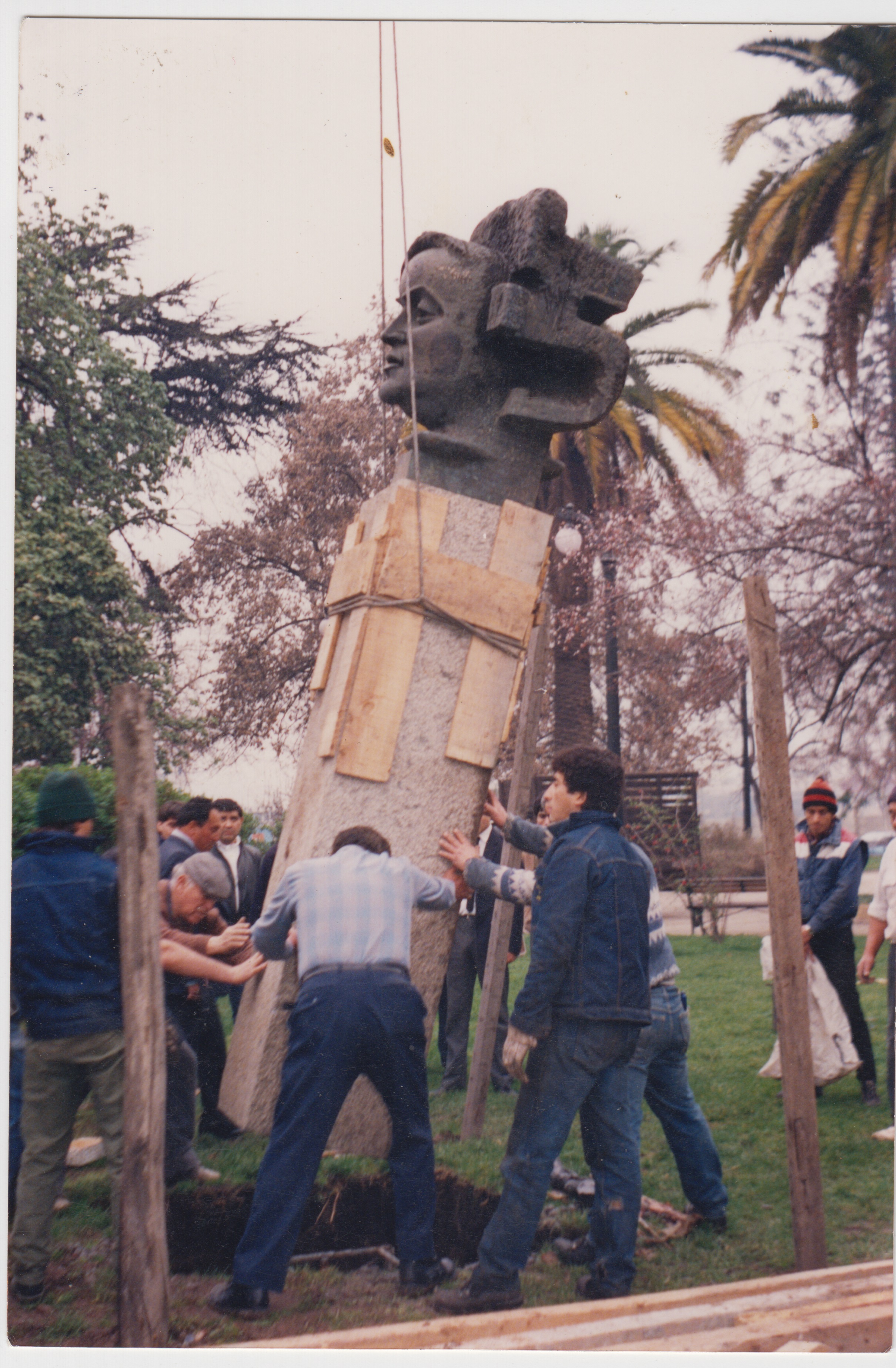 Instalación del monumento de Luis Emilio Recabarren Instalación del monumento de Luis Emilio Recabarren