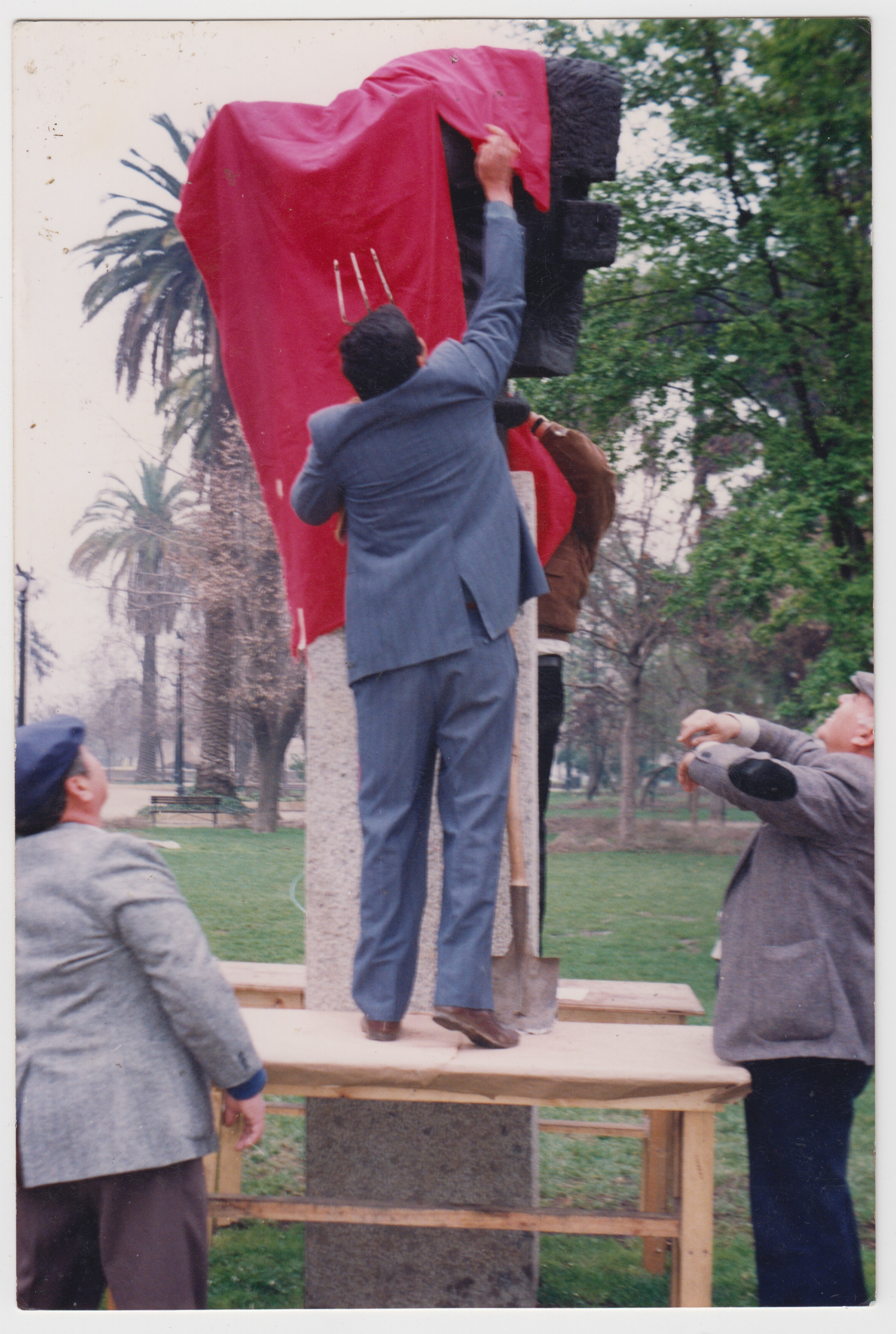 Instalación del monumento de Luis Emilio Recabarren Instalación del monumento de Luis Emilio Recabarren
